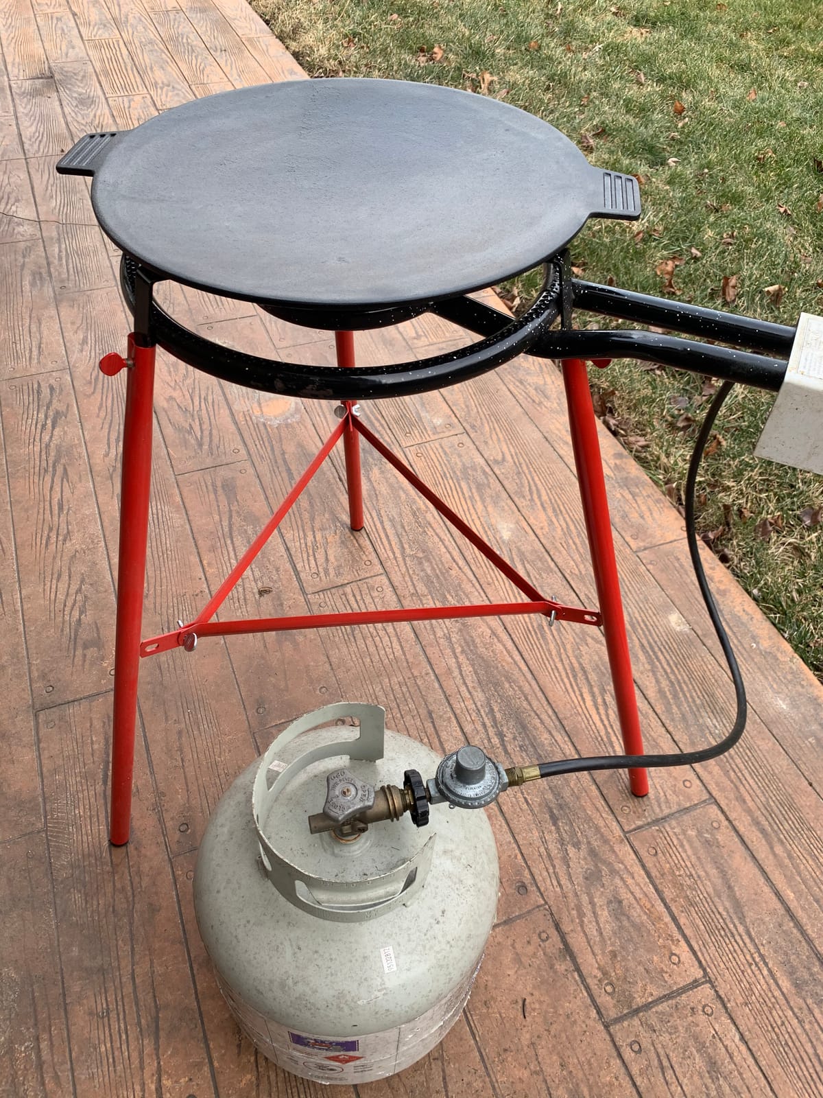 Bayou Classic Pre-Seasoned Cast Iron Campers Discada Features Detachable Legs 17-in Diameter Cook-Top Perfect For Cooking Pancakes Bacon Hashbrowns or A Rustic Creole Breakfast customer photo 2