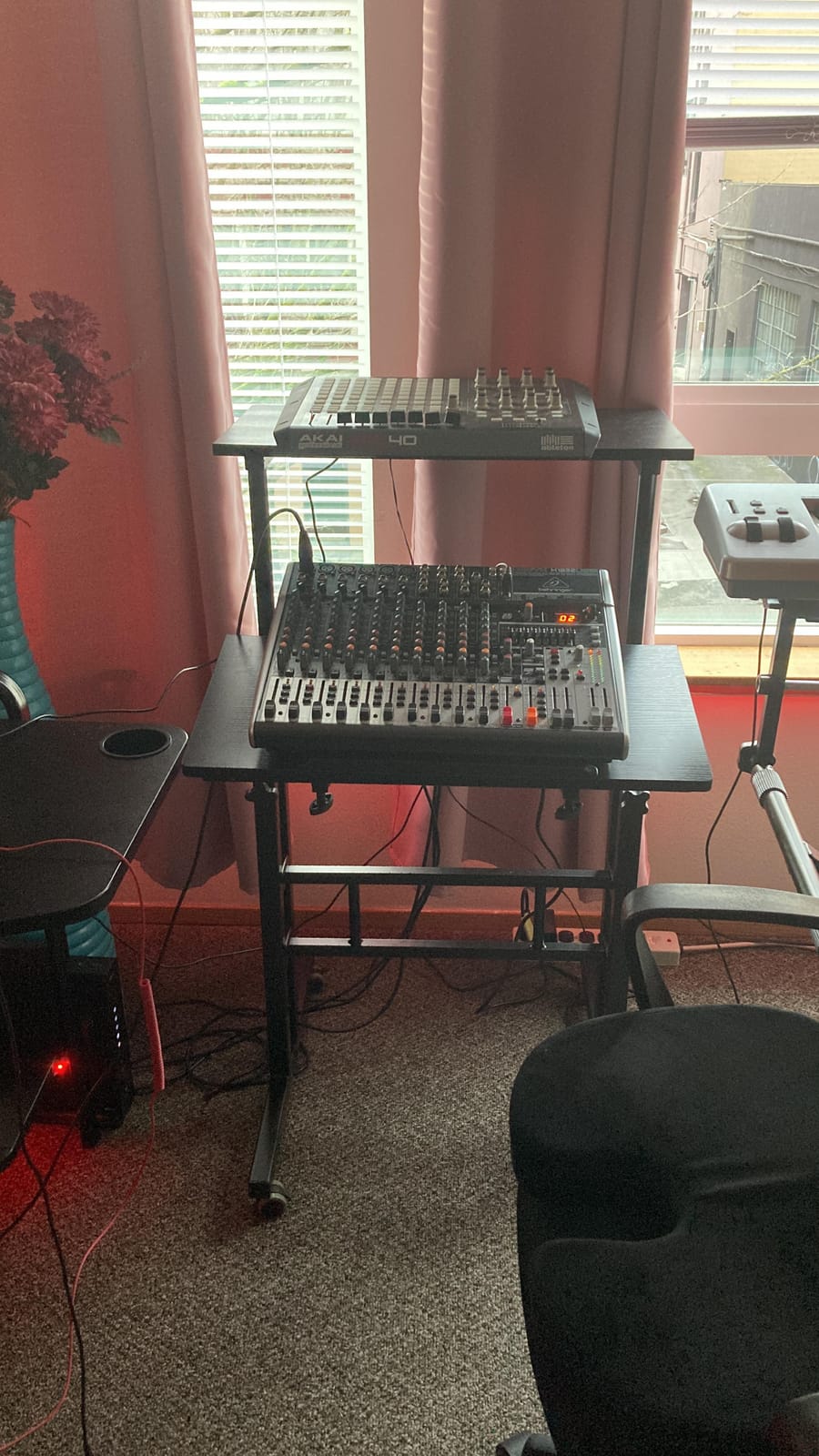Behringer Xenyx X1832USB Premium 18-Input 3/2-Bus Mixer with XENYX Mic Preamps & Compressors customer photo 2