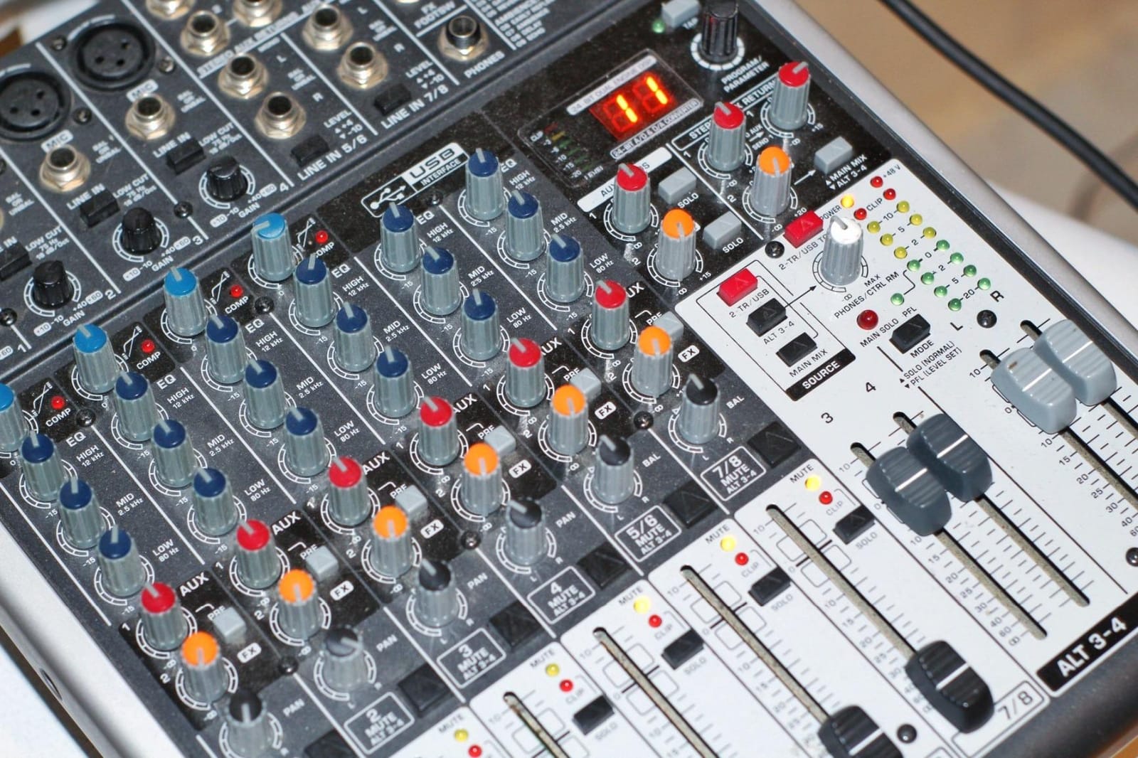 Behringer XENYX X1204USB Premium 12-Input 2/2-Bus Mixer with XENYX Mic Preamps and Compressors, British EQ, 24-Bit Multi-FX Processor and USB/Audio Interface customer photo 1