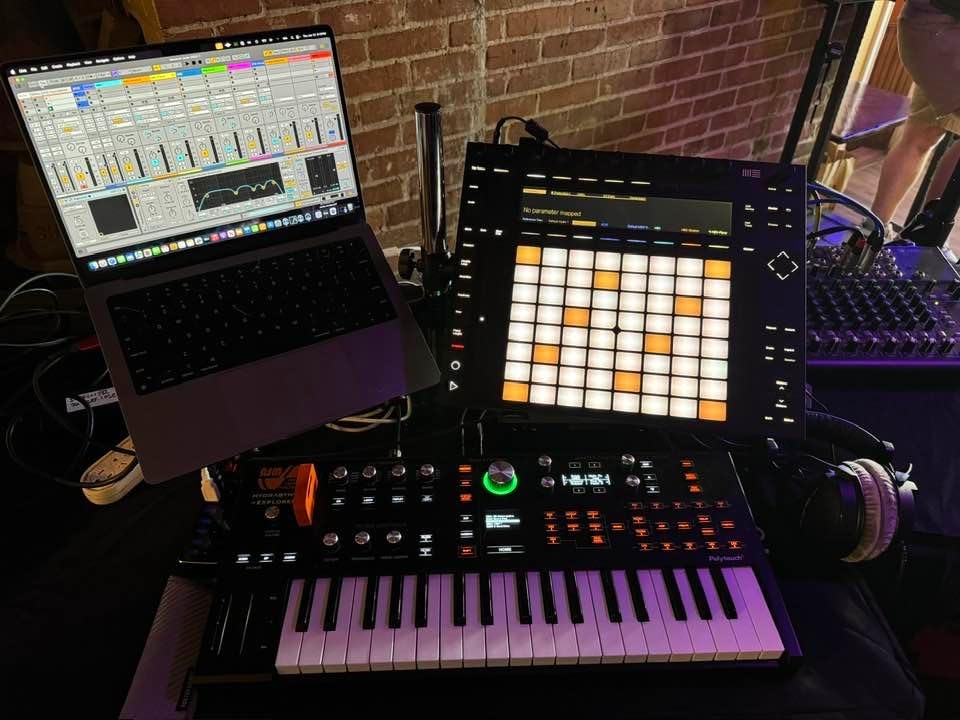 Fat Toad Double DJ Laptop Stand (Table-Top PRO Edition) – 2 Tier Portable PC Computer Equipment Rack with Support Mounts for Music Studio Mixers, Controllers, Monitors & Disc Jockey Booth Gear customer photo 2