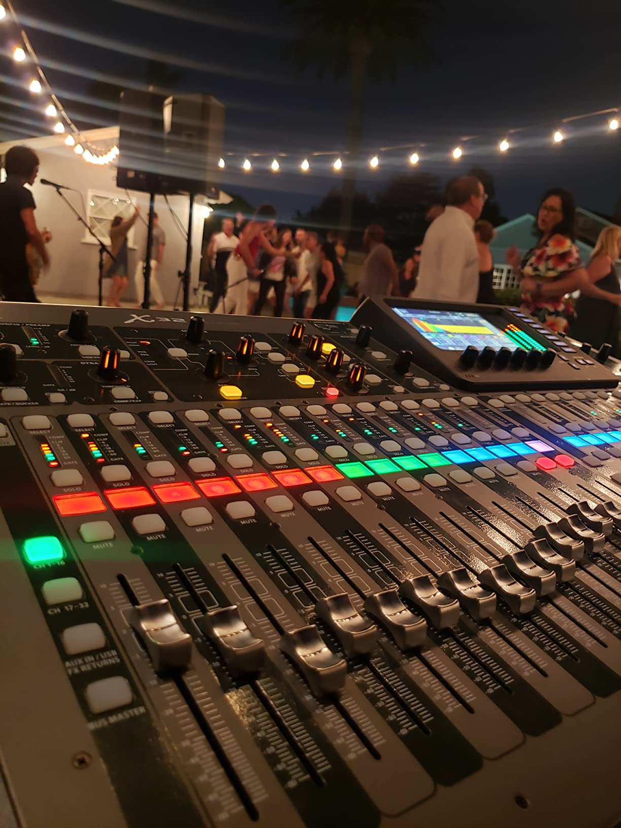 Behringer 32 40-Input 25-Bus Digital Mixing Console, Black (X32) customer photo 1