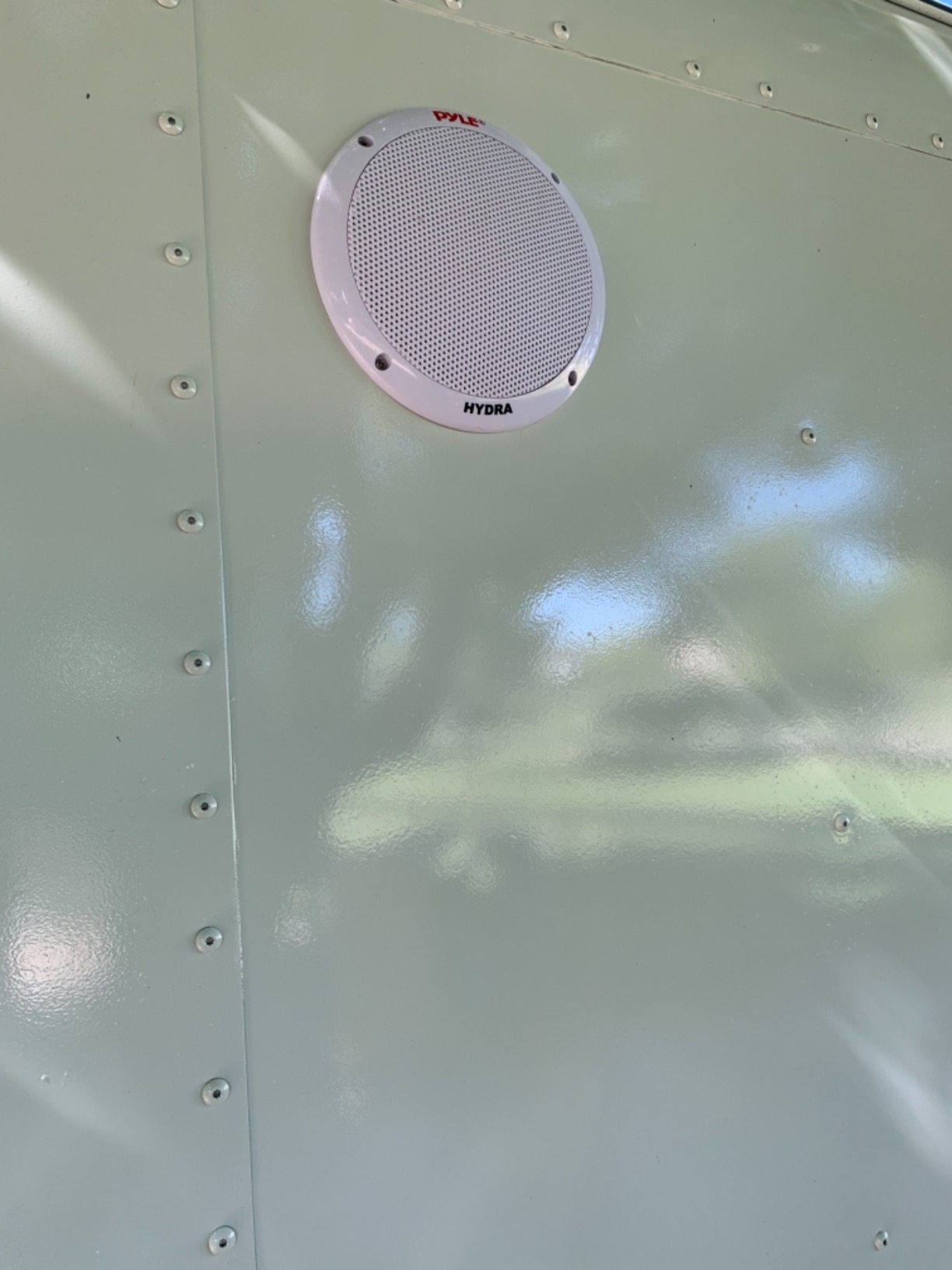 Pyle 6.5 Inch Dual Marine Speakers - 2 Way Waterproof and Weather Resistant Outdoor Stereo Sound System with 400 Watt Power, Polypropylene Cone and Butyl Rubber Surround - 1 Pair - PLMR605W(White) customer photo 2