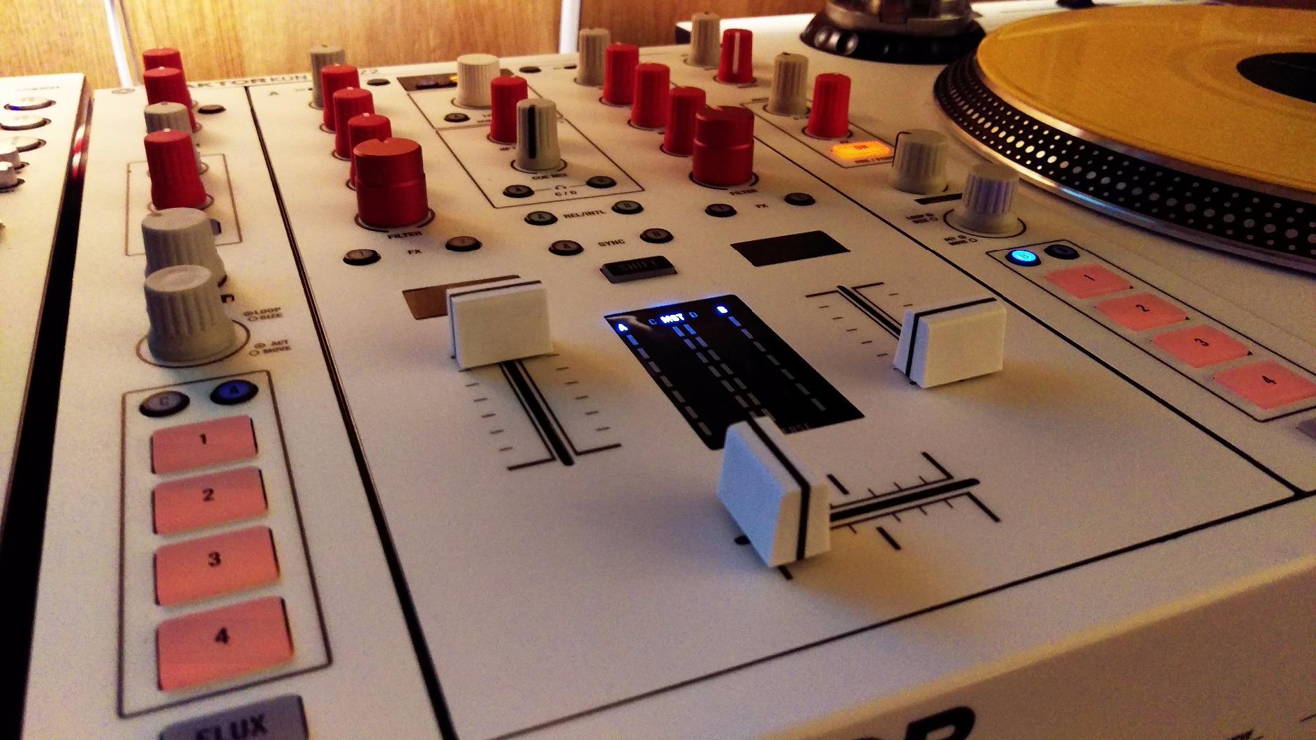 Native Instruments Traktor Kontrol Z2 DJ Mixer customer photo 1