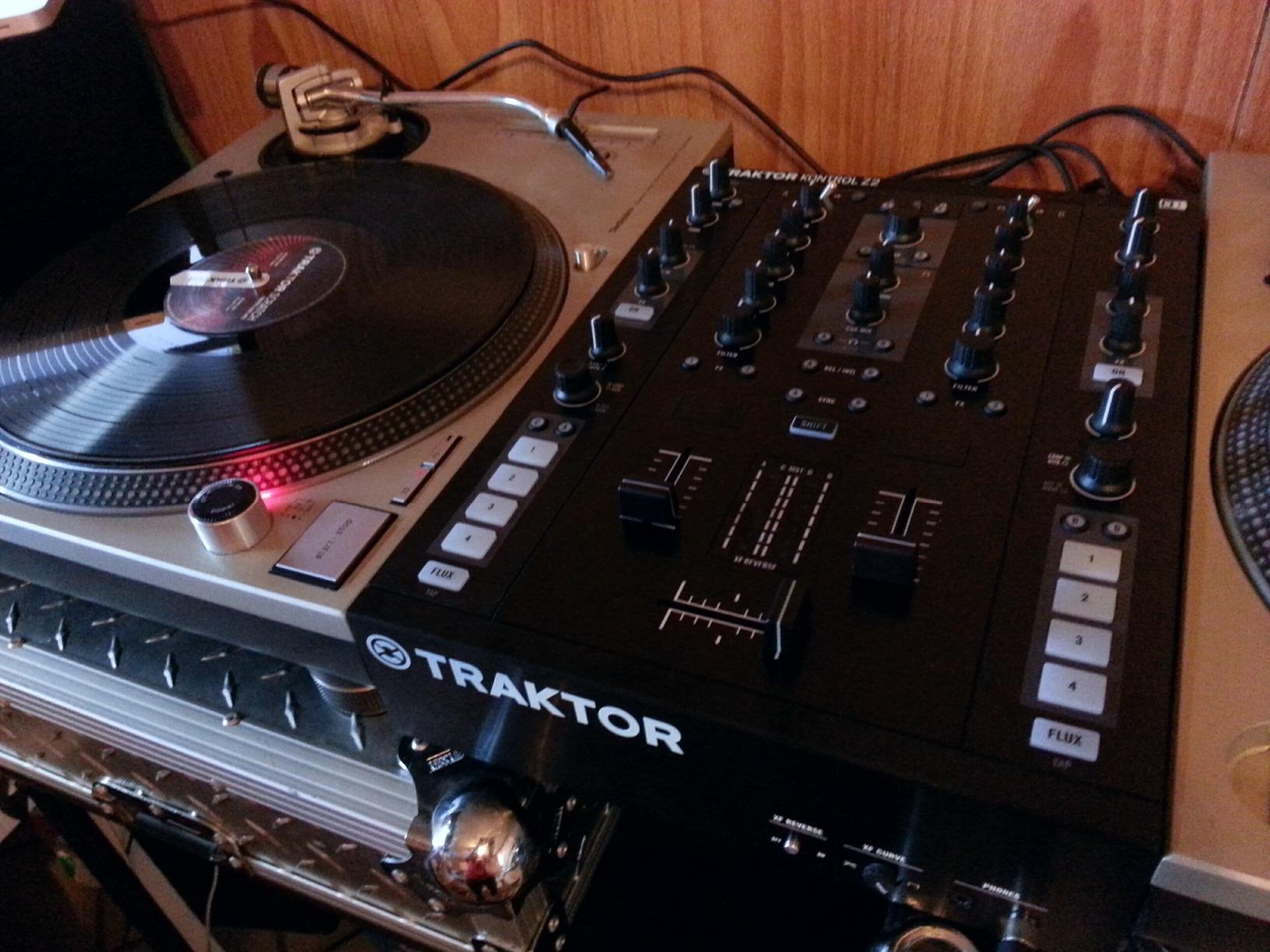 Native Instruments Traktor Kontrol Z2 DJ Mixer customer photo 2