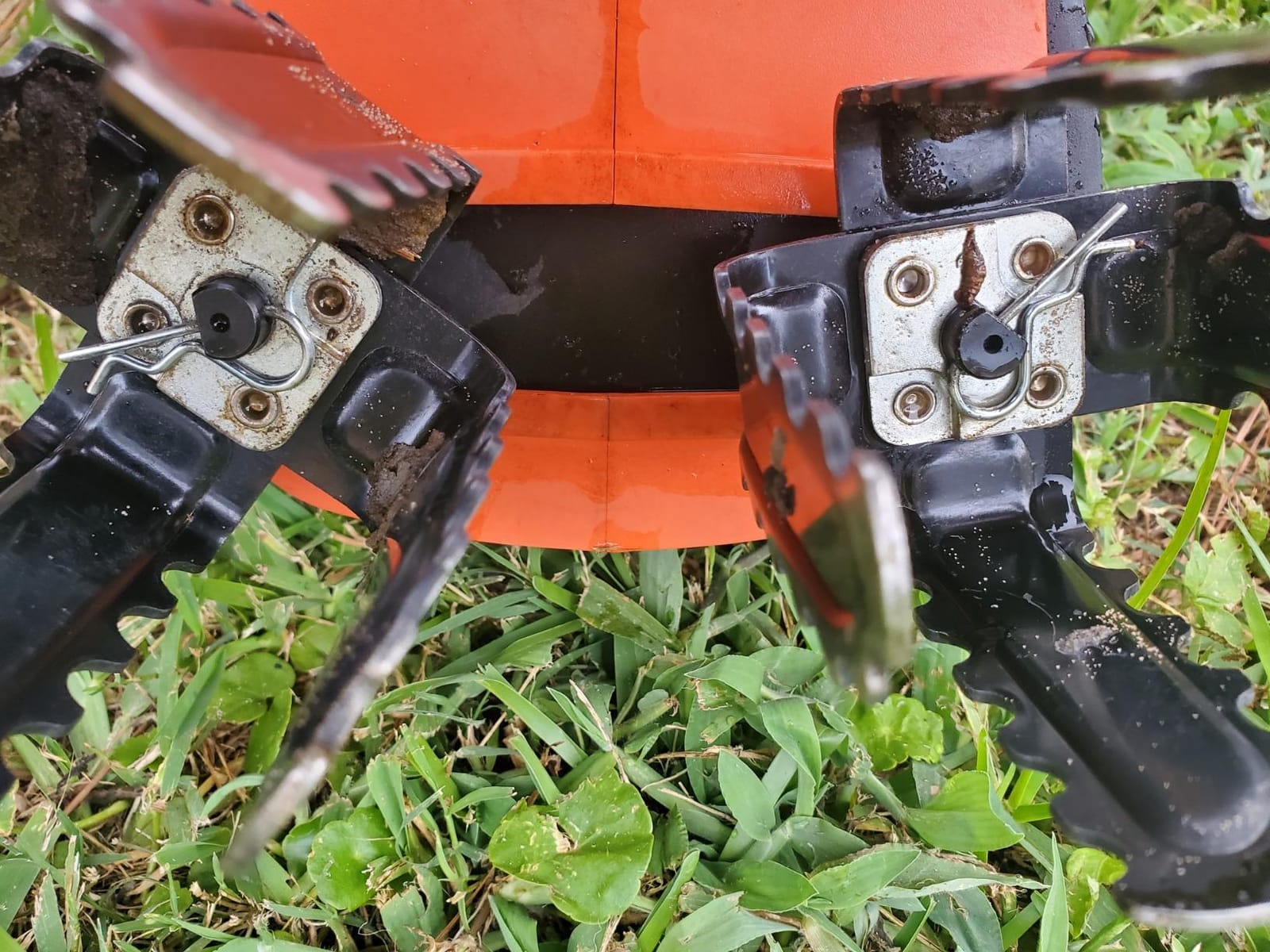 BLACK+DECKER 20V MAX* POWERCONNECT Cordless Garden Tiller Kit, Tool Only (LGC120B) customer photo 1