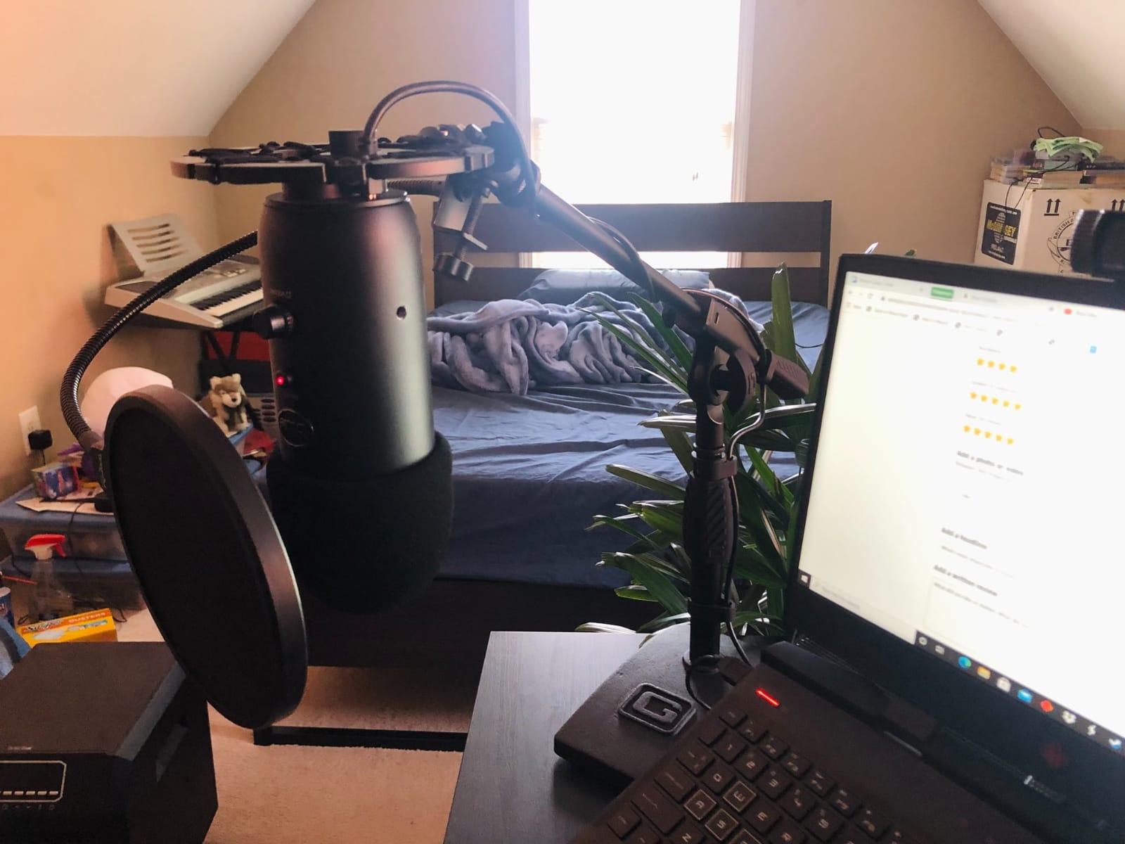 Gator Frameworks Short Weighted Base Desktop Microphone Stand with Boom arm, and Adjustable Height, Base Dimensions - 4.5