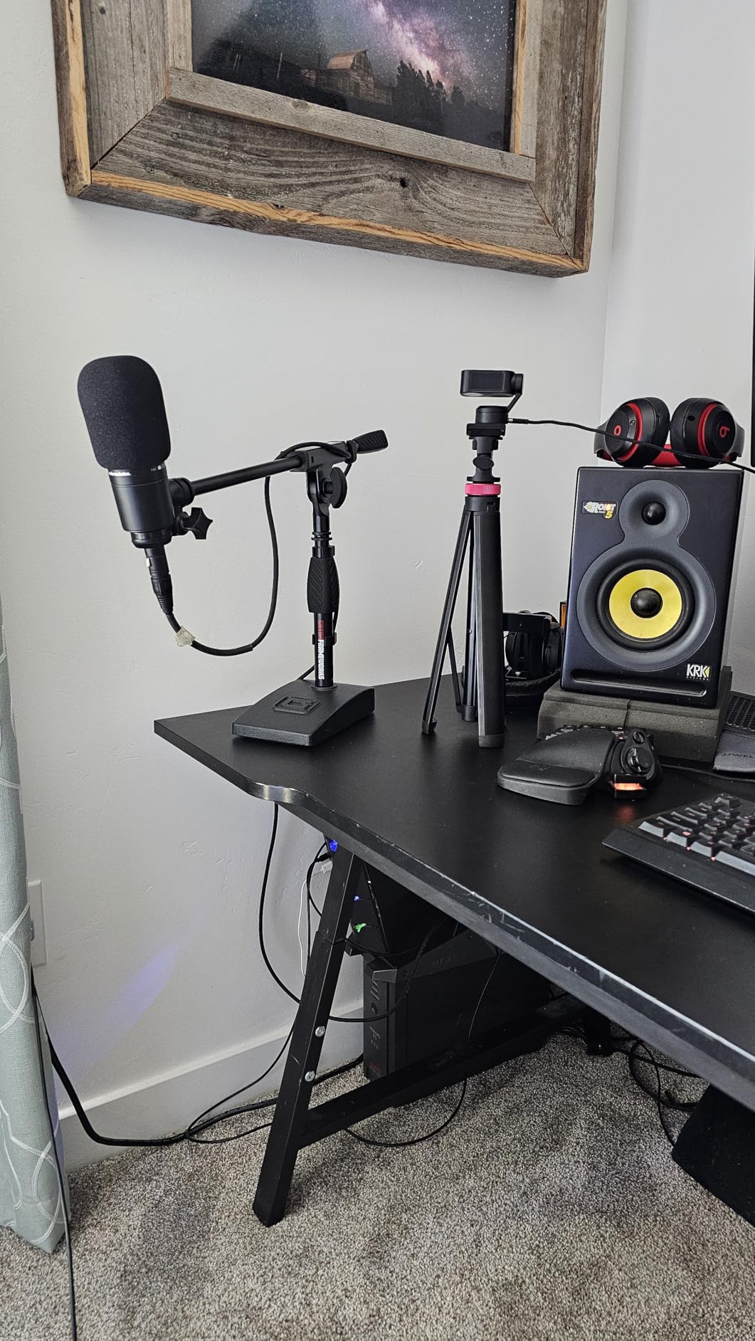 Gator Frameworks Short Weighted Base Desktop Microphone Stand with Boom arm, and Adjustable Height, Base Dimensions - 4.5