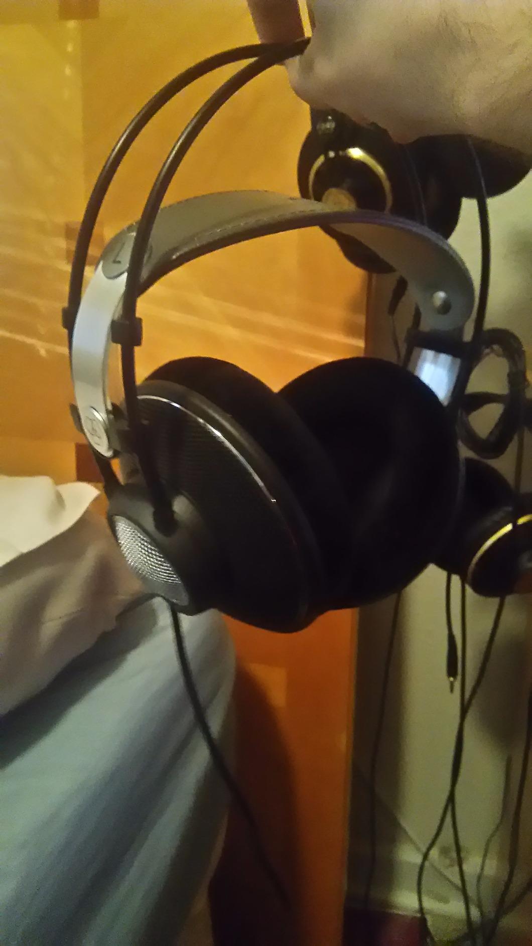 AKG Pro Audio K612 PRO Over-Ear, Open-Back, 120 Ohm, Premium Reference Studio Headphones. Wired for Professional Recording, Monitoring, hi-fi Listening. Light Weight, high Comfort. Black customer photo 1