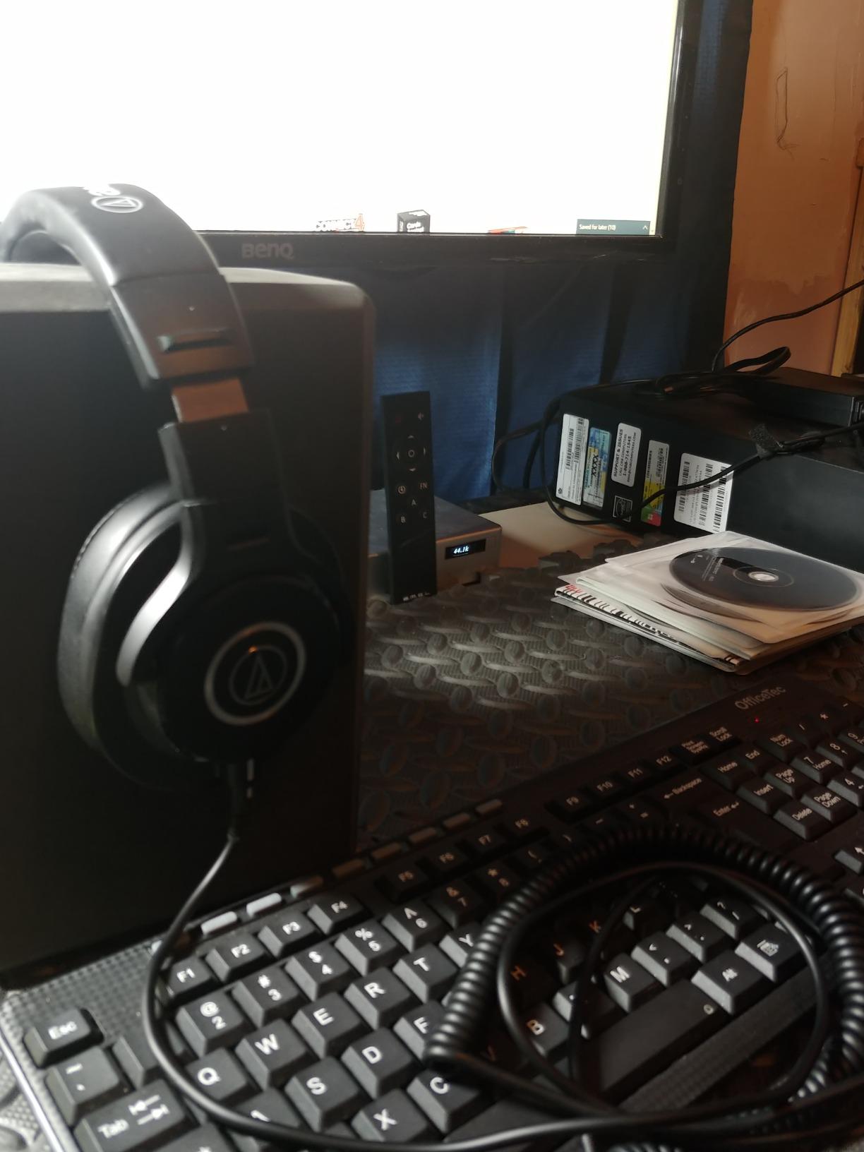 Audio-Technica ATH-M40x Professional Studio Monitor Headphone, Black, with Cutting Edge Engineering, 90 Degree Swiveling Earcups, Pro-Grade Earpads/Headband, Detachable Cables Included customer photo 2
