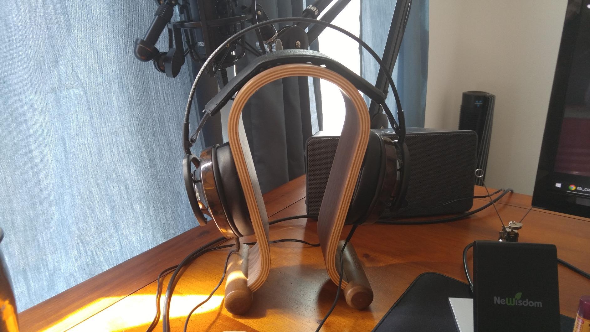 SAMDI Wood Headphone Stand, Headphone Holder Wood Headset Stand Compatible for Sony, Bose, Shure, Jabra, JBL, AKG Gaming Headphones Display et. (Walnut) customer photo 2