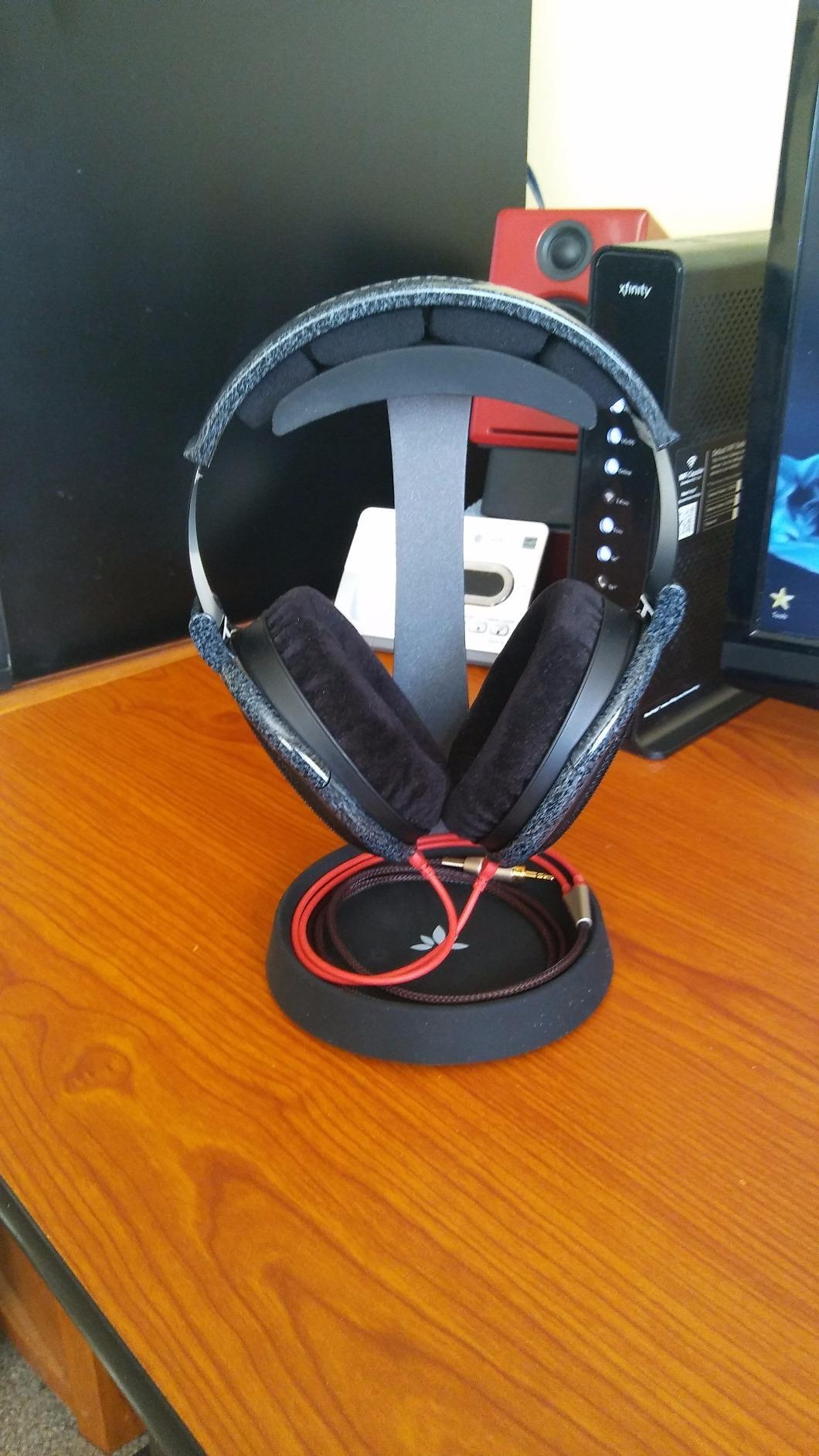 Avantree HS102 - Metal Headphone Stand with Cable Holder customer photo 2