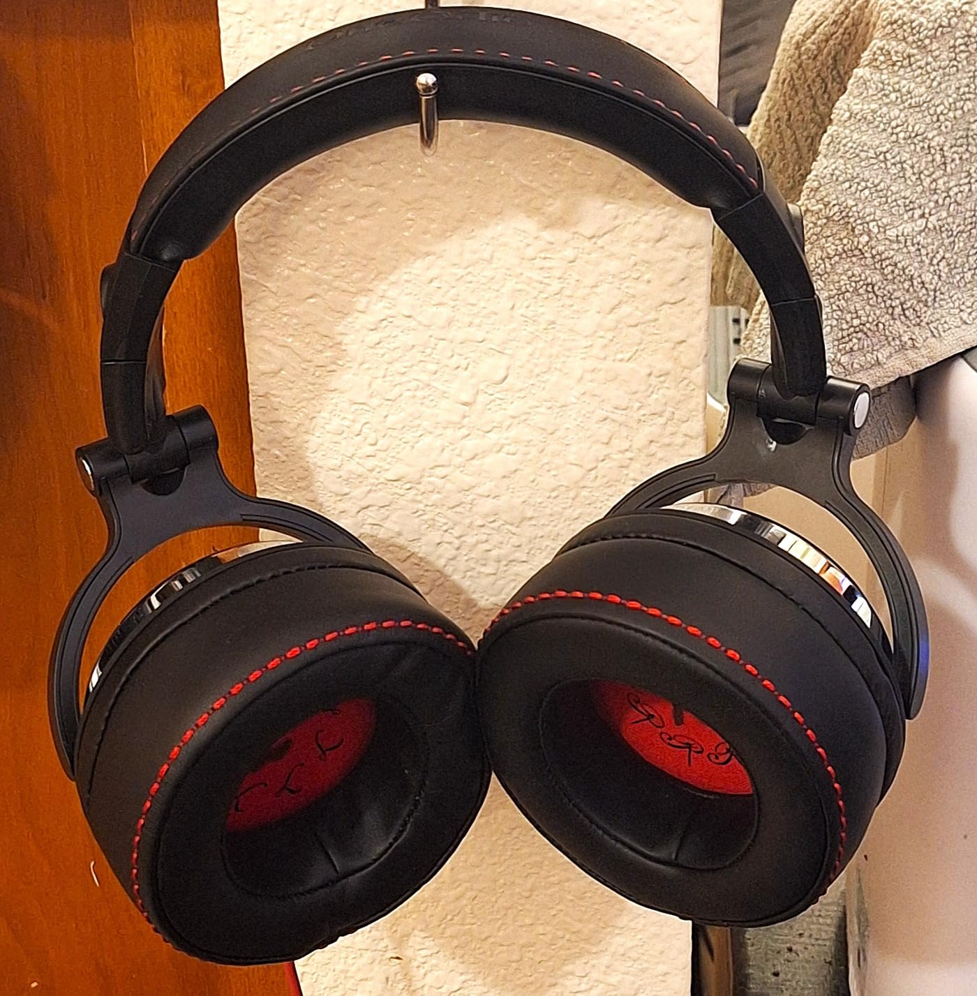 OneOdio Hi-Res Over Ear Headphones for Studio Monitoring and Mixing, Sound Isolation, Protein Leather Earcups, 50mm Driver Unit, Wired Headphones for AMP Guitar Keyboard (Pro-50 Black) customer photo 1