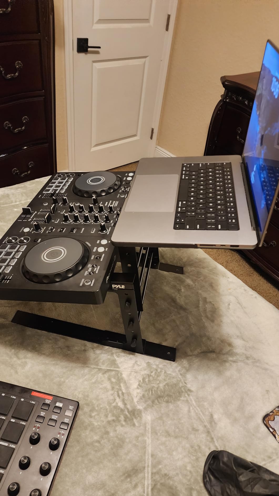 Pyle Portable Dual Laptop Stand - Standing Table with Adjustable Height, Ergonomic Design & Anti-Slip Prongs for DJ Mixer, Sound Equipment, Workstation, Gaming & Home Use - PLPTS38, Black customer photo 1