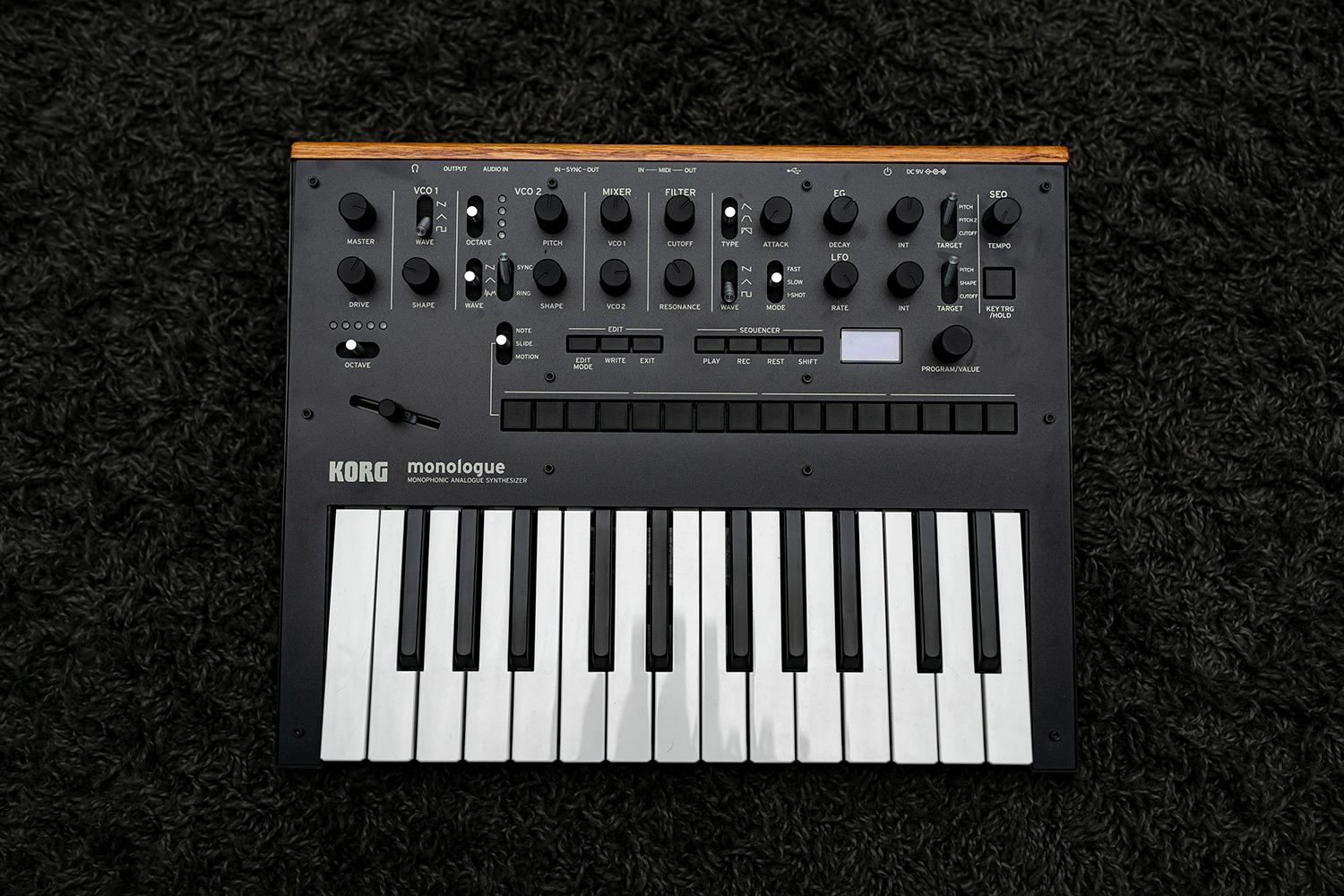 Korg monologue Monophonic Analog Synthesizer w/ 16-step Sequencer - Black customer photo 2