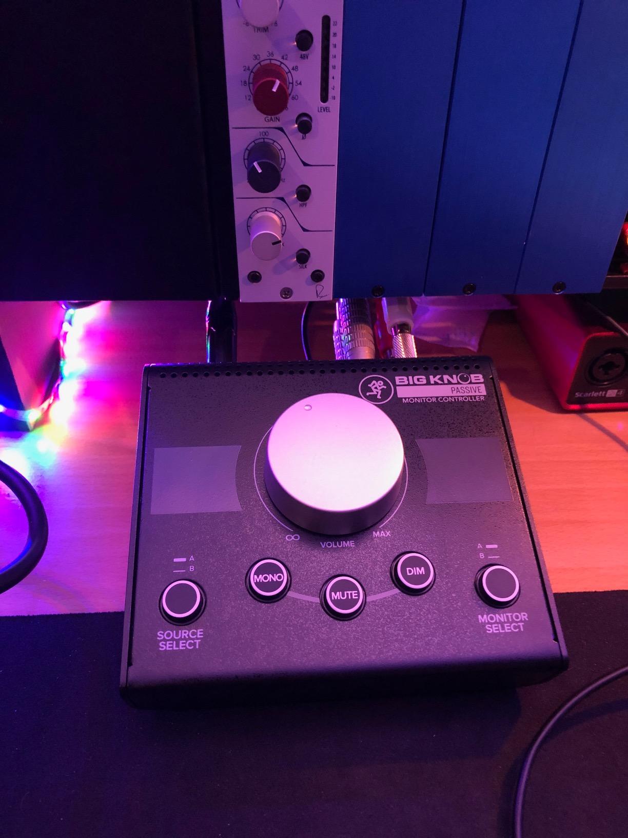 Mackie Big Knob Passive (Non-Powered) 2x2 Studio Monitor Controller – Signal Attenuator for Pro Audio customer photo 1