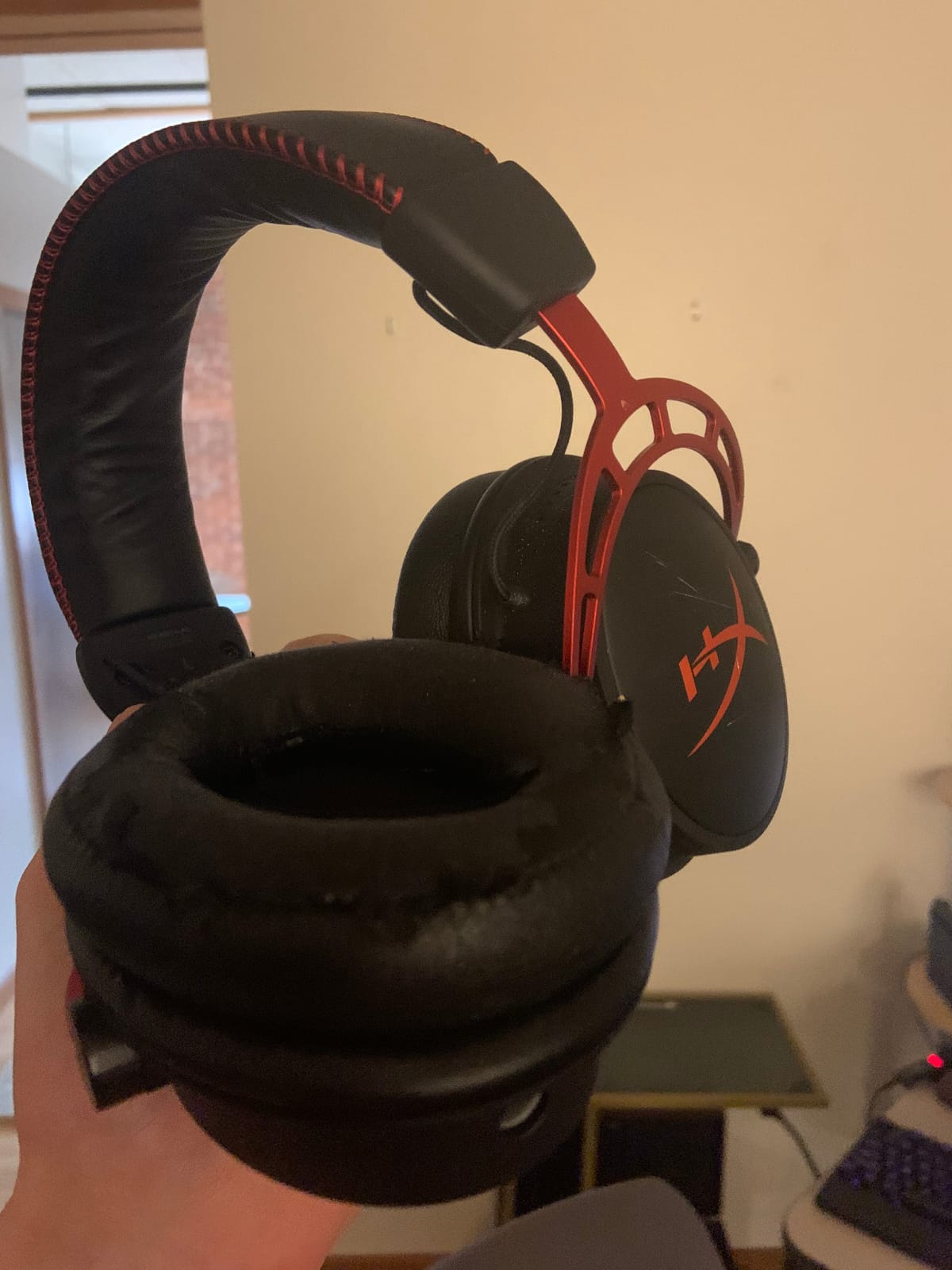 HyperX Cloud Alpha - Gaming Headset, Dual Chamber Drivers, Legendary Comfort, Aluminum Frame, Detachable Microphone, Works on PC, PS4, PS5, Xbox One, Xbox Series X|S, Nintendo Switch and Mobile – Red customer photo 1