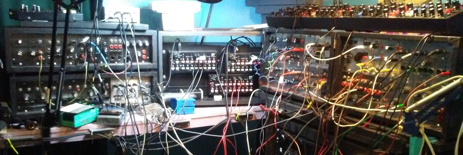 Behringer MODEL D Authentic Analog Synthesizer with 3 VCOs, Ladder Filter, LFO and Eurorack Format customer photo 1