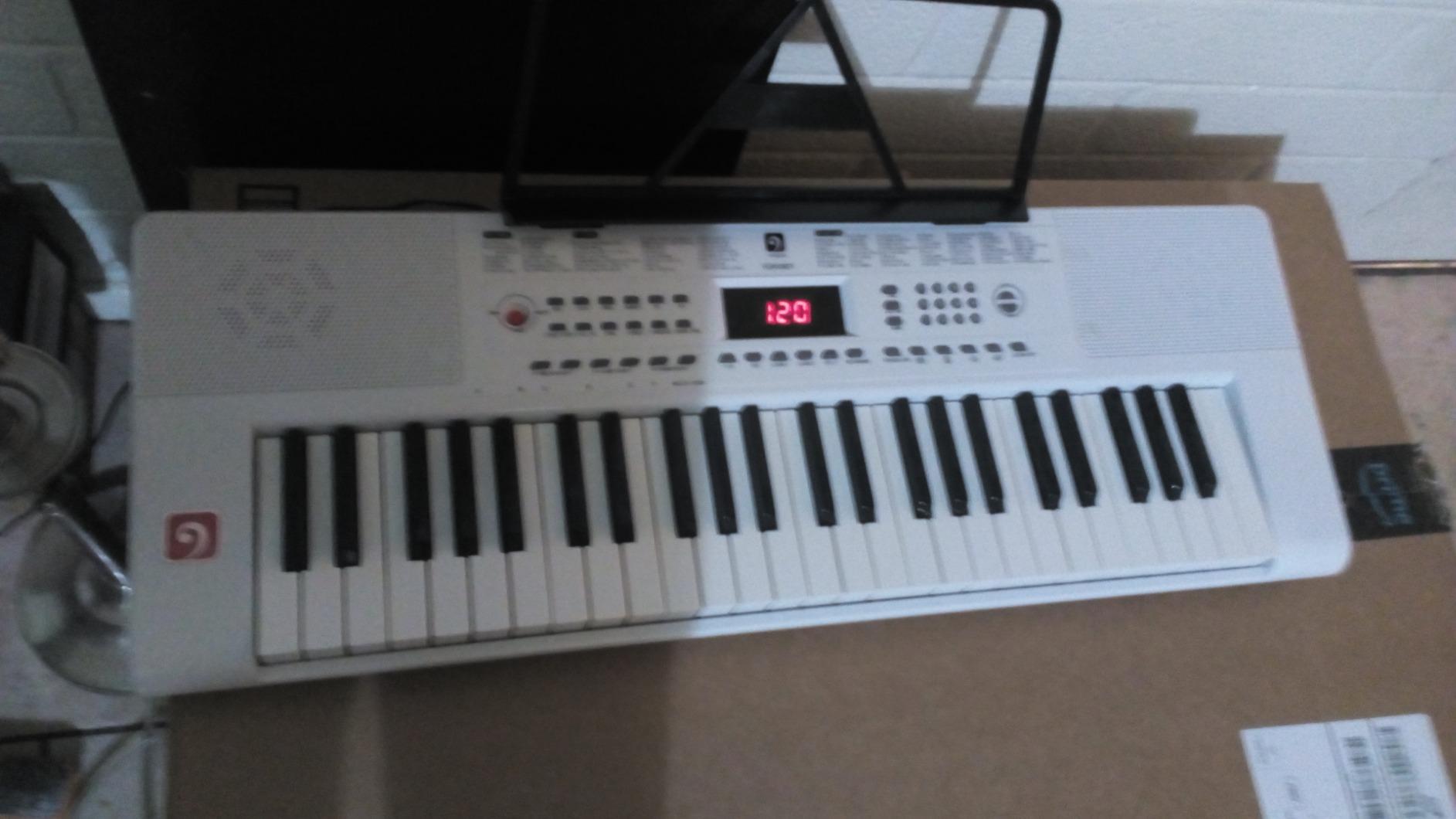 Vangoa VGK611 Electric Keyboard for Beginner, 61 Keys Portable Music Keyboard With Mini Lighted Keys, Electronic Piano for Kids, Boy, Girl, White customer photo 1