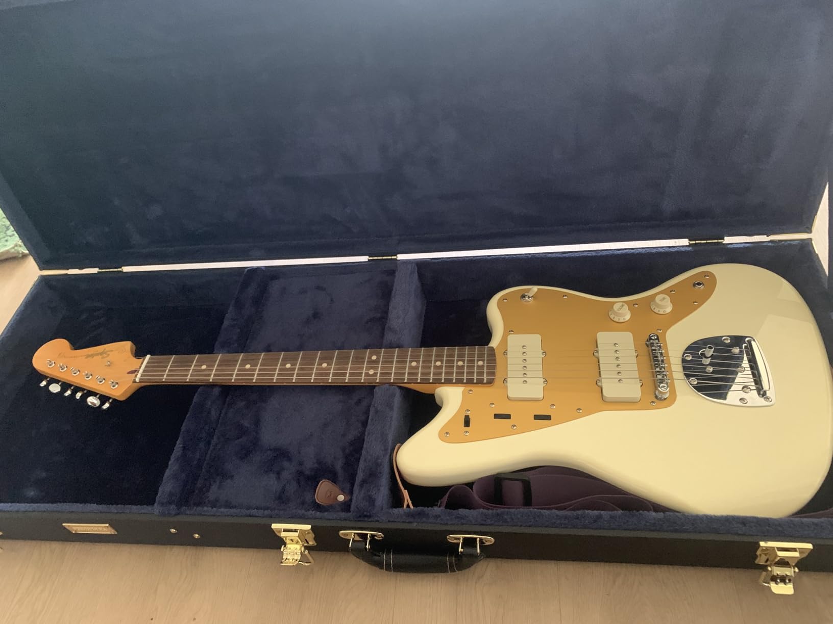 Squier J Mascis Jazzmaster Electric Guitar, with 2-Year Warranty, Vintage White, Laurel Fingerboard customer photo 2