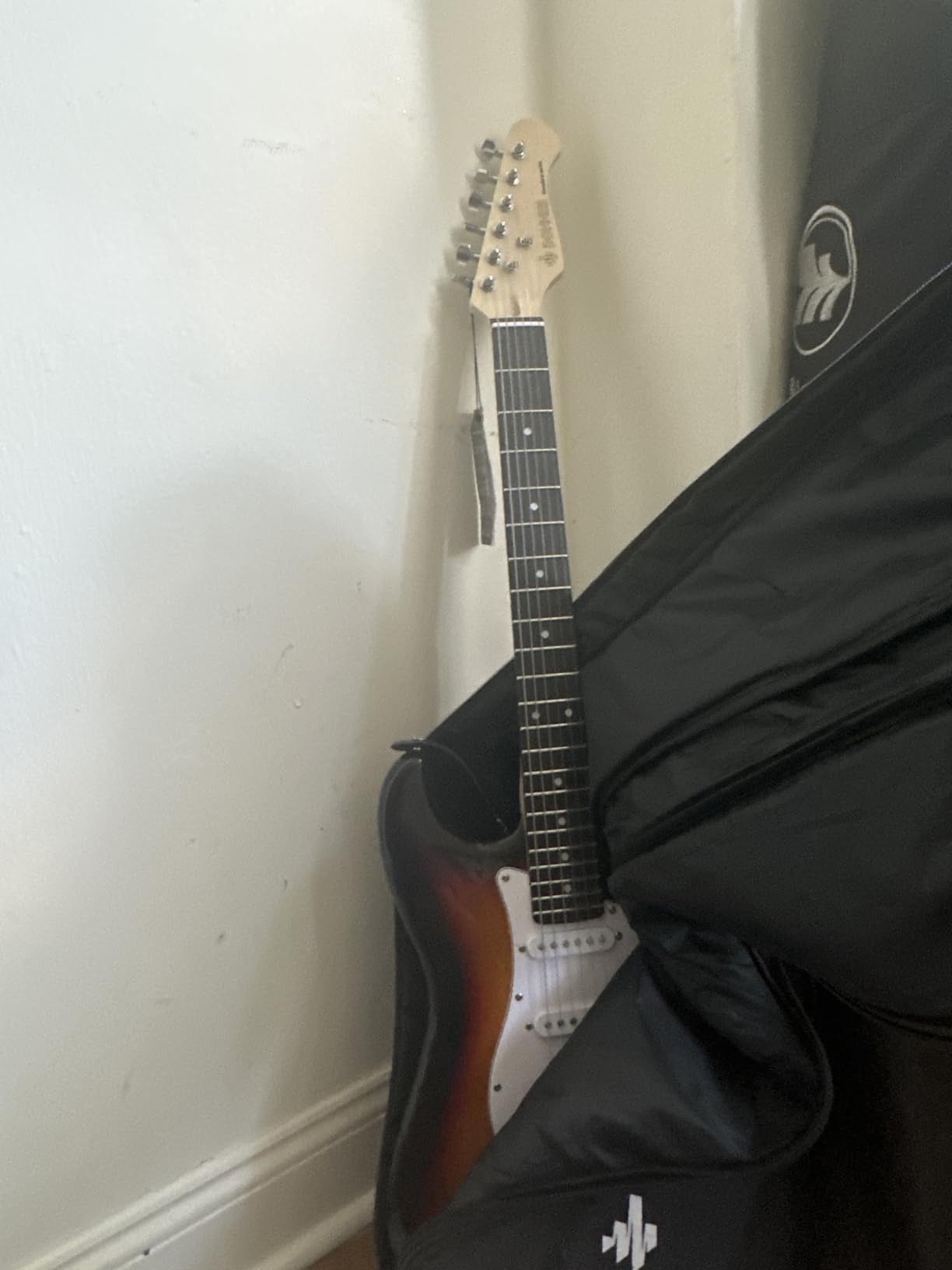 Donner DST-100S 39 Inch Full Size Electric Guitar Kit | Solid Body Sunburst, Beginner Starter, with Amplifier, Bag, Capo, Strap, String, Tuner, Cable, Picks customer photo 2