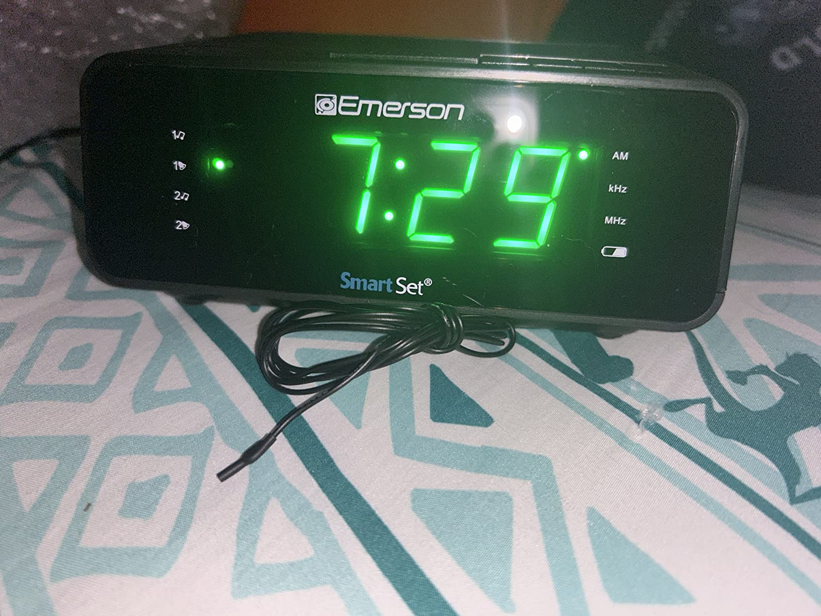 Emerson SmartSet Dual Alarm Clock Radio with AM/FM, Auto Time Setting, Sleep Timer, Snooze, 20 Presets, Easy-to-Read .9-inch Jade Green Dimmable LED Display, CKS1900 customer photo 1