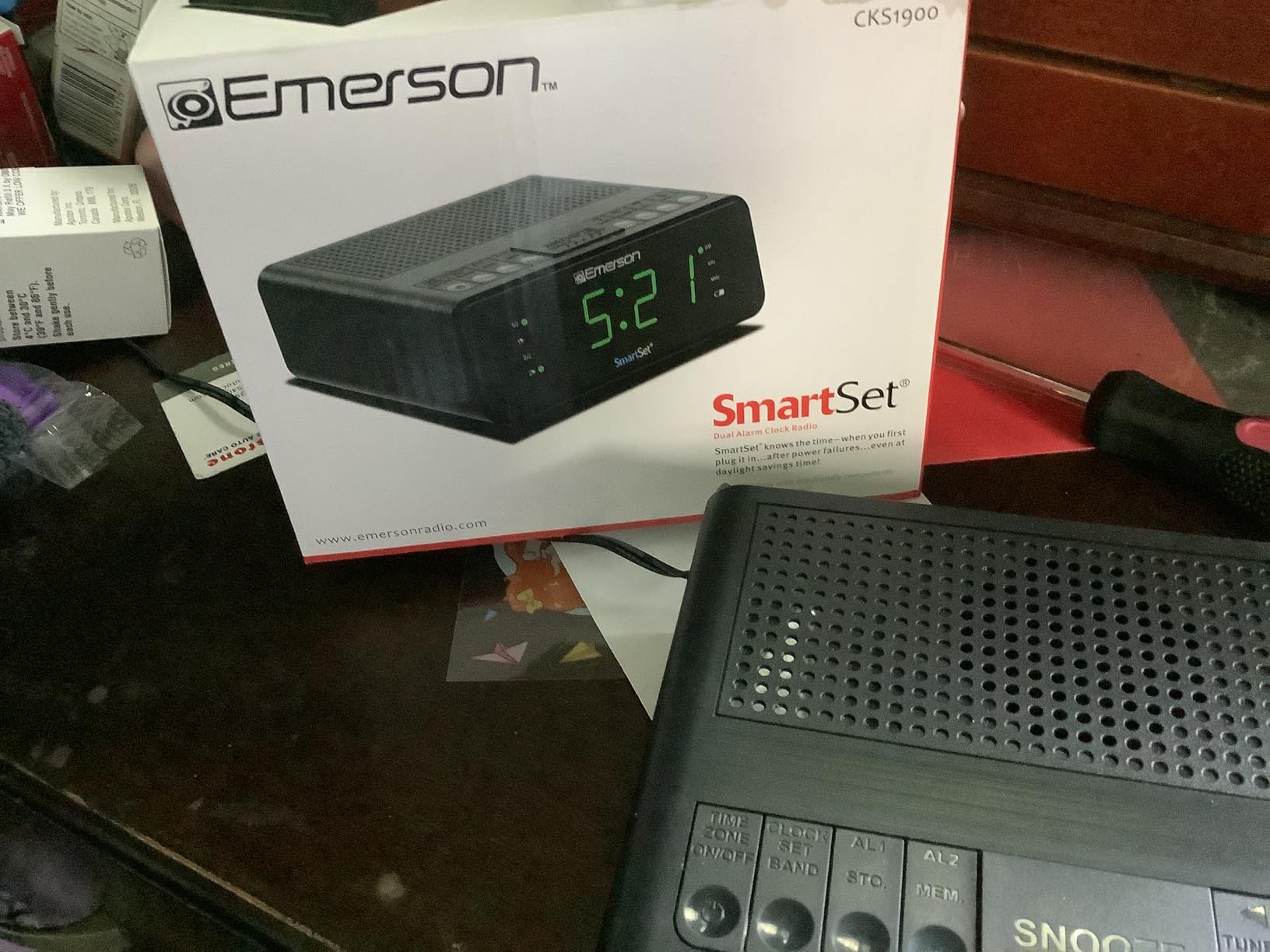 Emerson SmartSet Dual Alarm Clock Radio with AM/FM, Auto Time Setting, Sleep Timer, Snooze, 20 Presets, Easy-to-Read .9-inch Jade Green Dimmable LED Display, CKS1900 customer photo 2