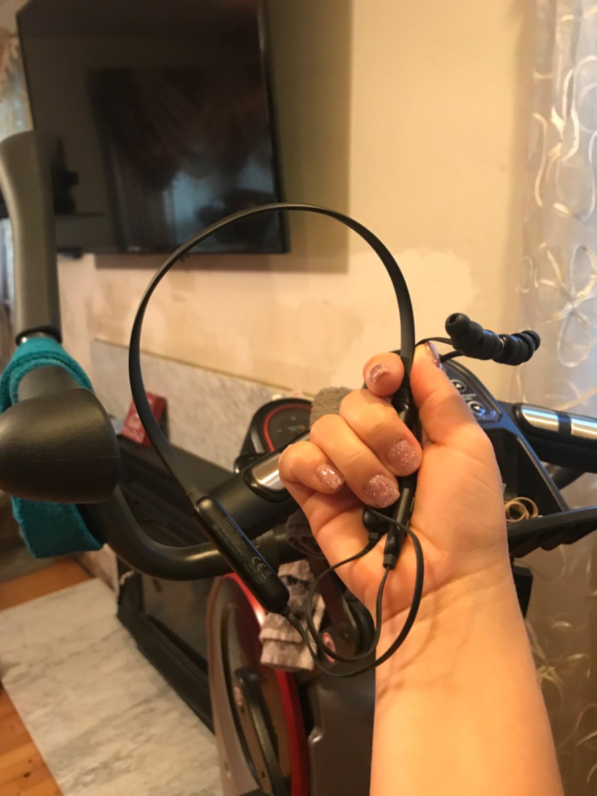 Avantree HT4186 - Wireless Neckband Headphones for TV customer photo 1
