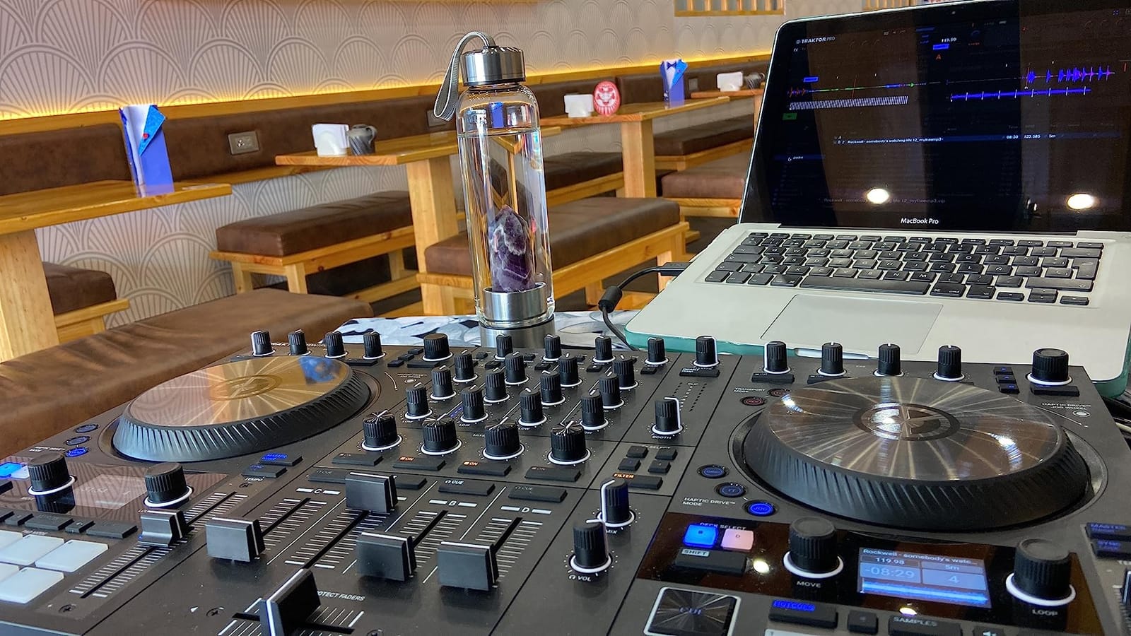 Native Instruments Traktor Kontrol S4 Mk3 DJ Controller (25221) customer photo 2