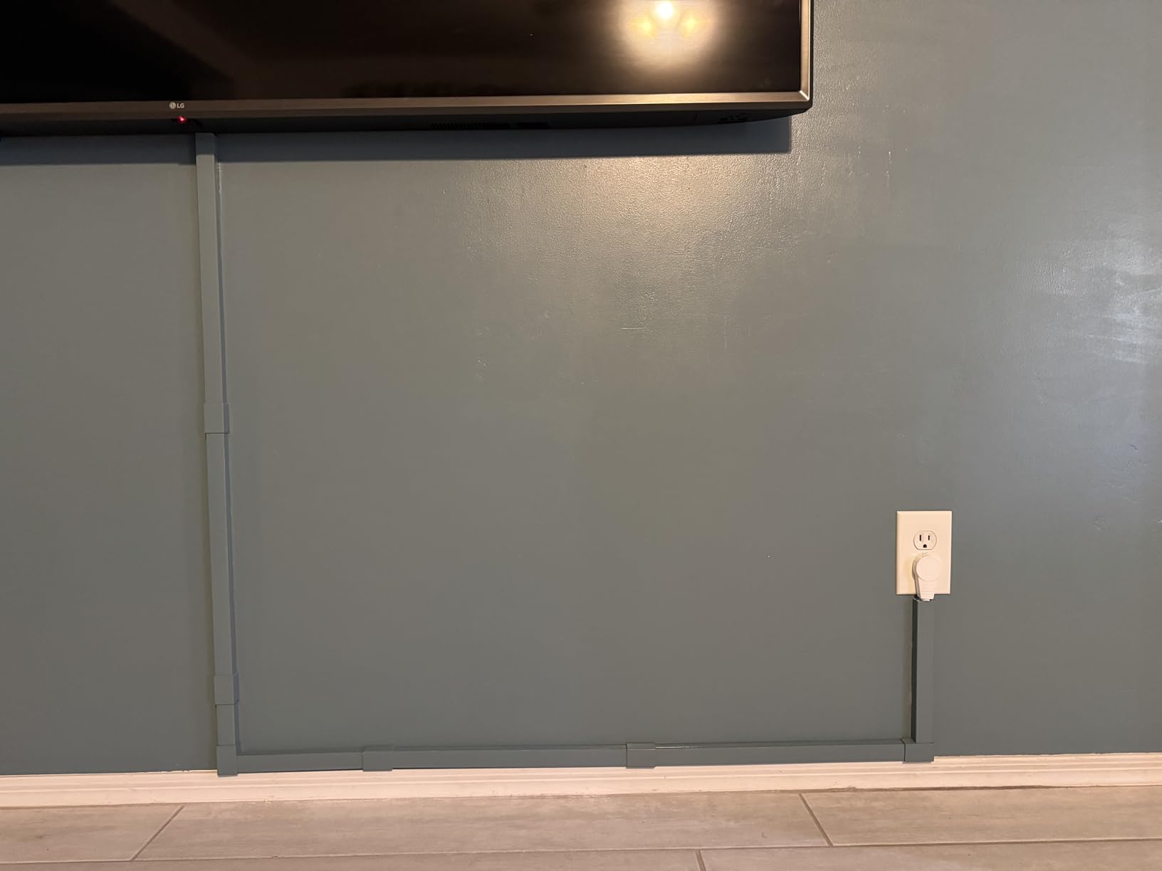 A+ ELECTRIC Cord Cover Full Kit, 26ft/315in Self-Adhesive Cable Raceway, 20 Snap-On Channels, Wire Hider for TV, HDMI & Speaker Cables, Includes Connectors & Corners, Paintable Cable Management, White customer photo 1