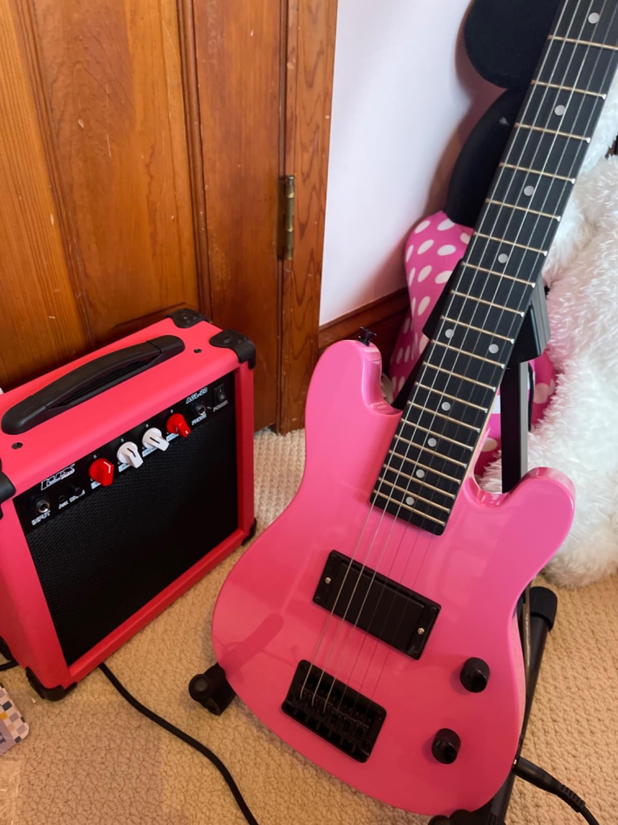 LyxPro 30 Inch Electric Guitar and Starter Kit for Kids with 3/4 Size Beginner’s Guitar, Amp, Six Strings, Two Picks, Shoulder Strap, Digital Clip On Tuner, Guitar Cable and Soft Case Gig Bag - Red customer photo 1