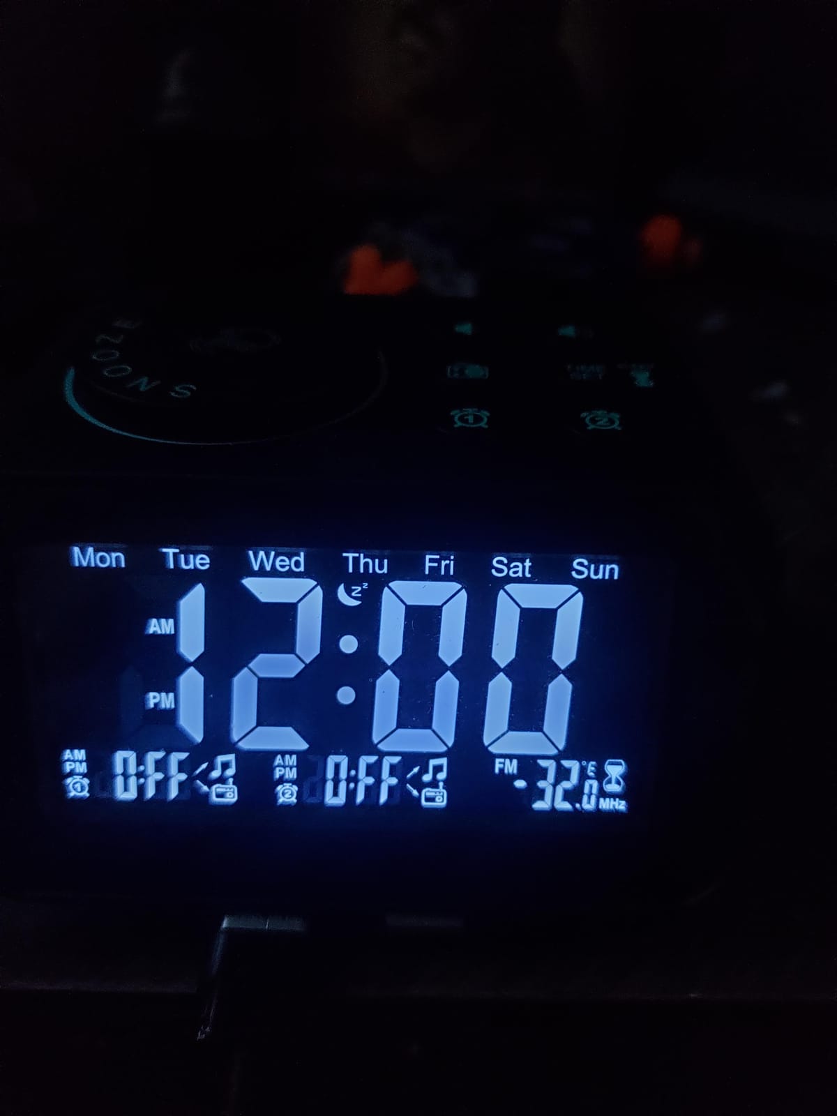 uscce Digital Dual Alarm Clock Radio for Bedrooms with 0-100% Dimmer customer photo 2