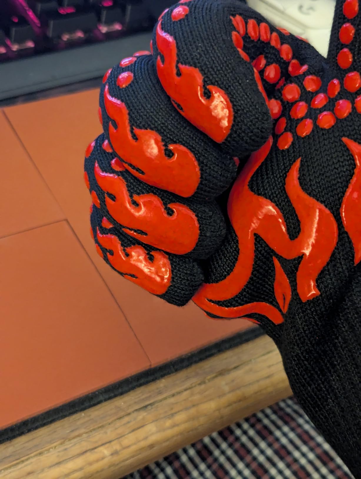 Comsmart BBQ Gloves, 1472 Degree F Heat Resistant Grilling Gloves Silicone Non-Slip Oven Gloves Long Kitchen Gloves for Barbecue, Cooking, Baking, Cutting customer photo 2