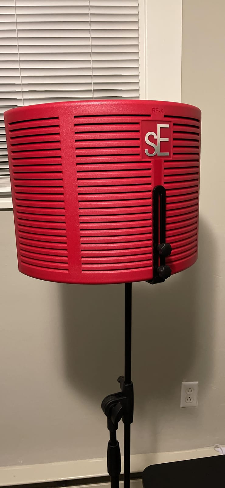 SE ELECTRONICS RF-X Reflexion Filter - Portable Microphone Isolation Shield for Recording Music, Podcasts & Voice-Overs - Four-Layer Acoustic Sound Shield for Home Recording Studio Equipment (Red) customer photo 1
