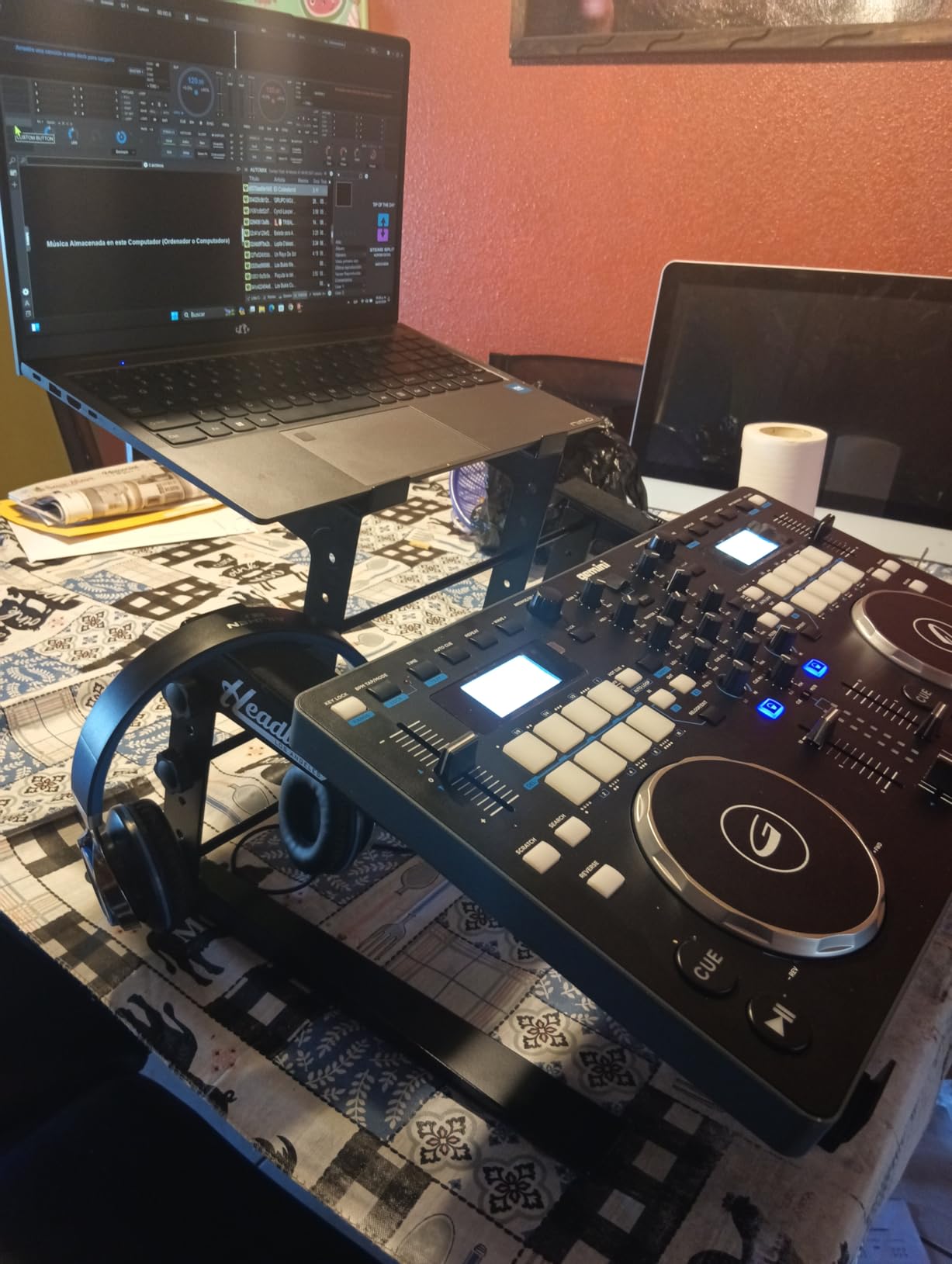 Headliner Covina DJ Controller Stand (HL20003), Rubber customer photo 1