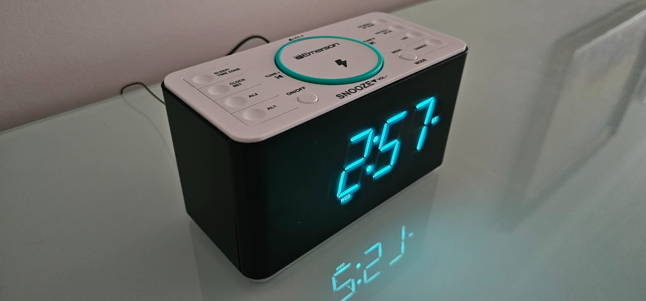 Emerson Smartset Wireless Charging Dual Alarm Clock Radio with PLL FM, 15 Watt Ultra Fast Qi, USB Port, Bluetooth, Easy-to-Read 1.4-Inch Cyan Night LED Display, ER100401 customer photo 1