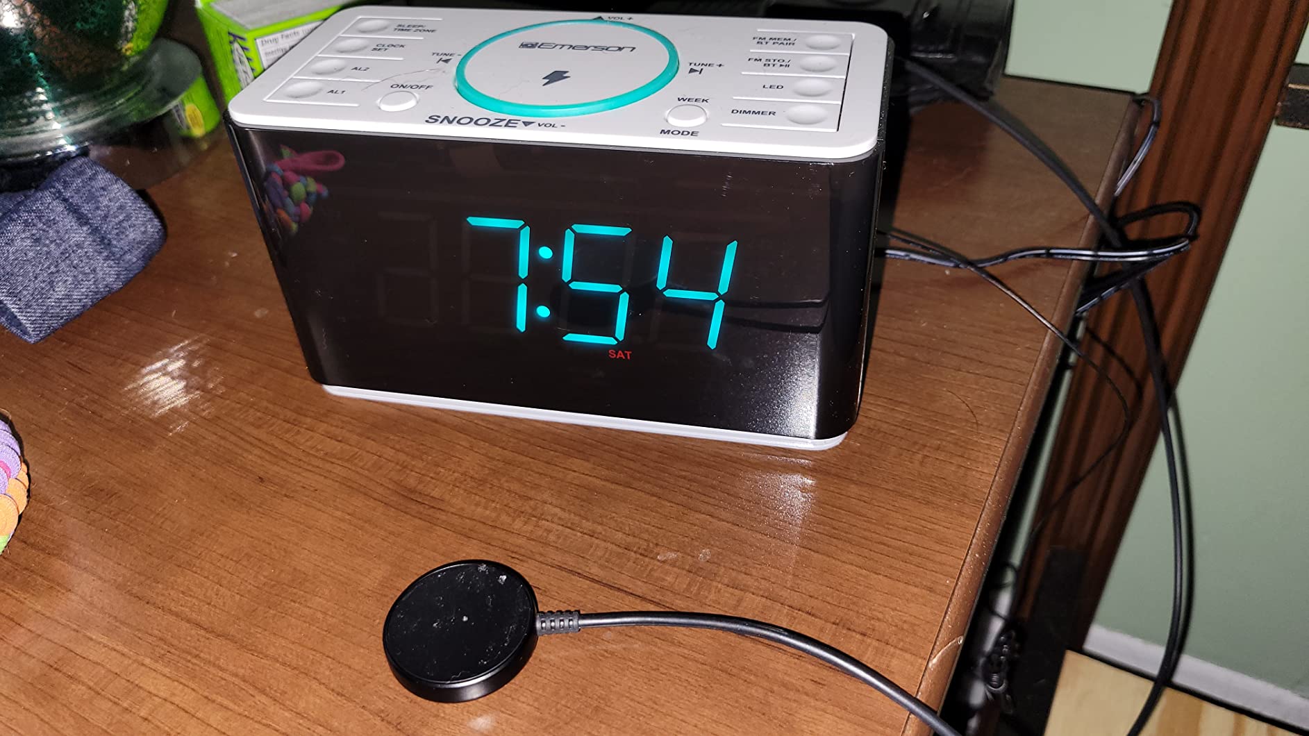 Emerson Smartset Wireless Charging Dual Alarm Clock Radio with PLL FM, 15 Watt Ultra Fast Qi, USB Port, Bluetooth, Easy-to-Read 1.4-Inch Cyan Night LED Display, ER100401 customer photo 2