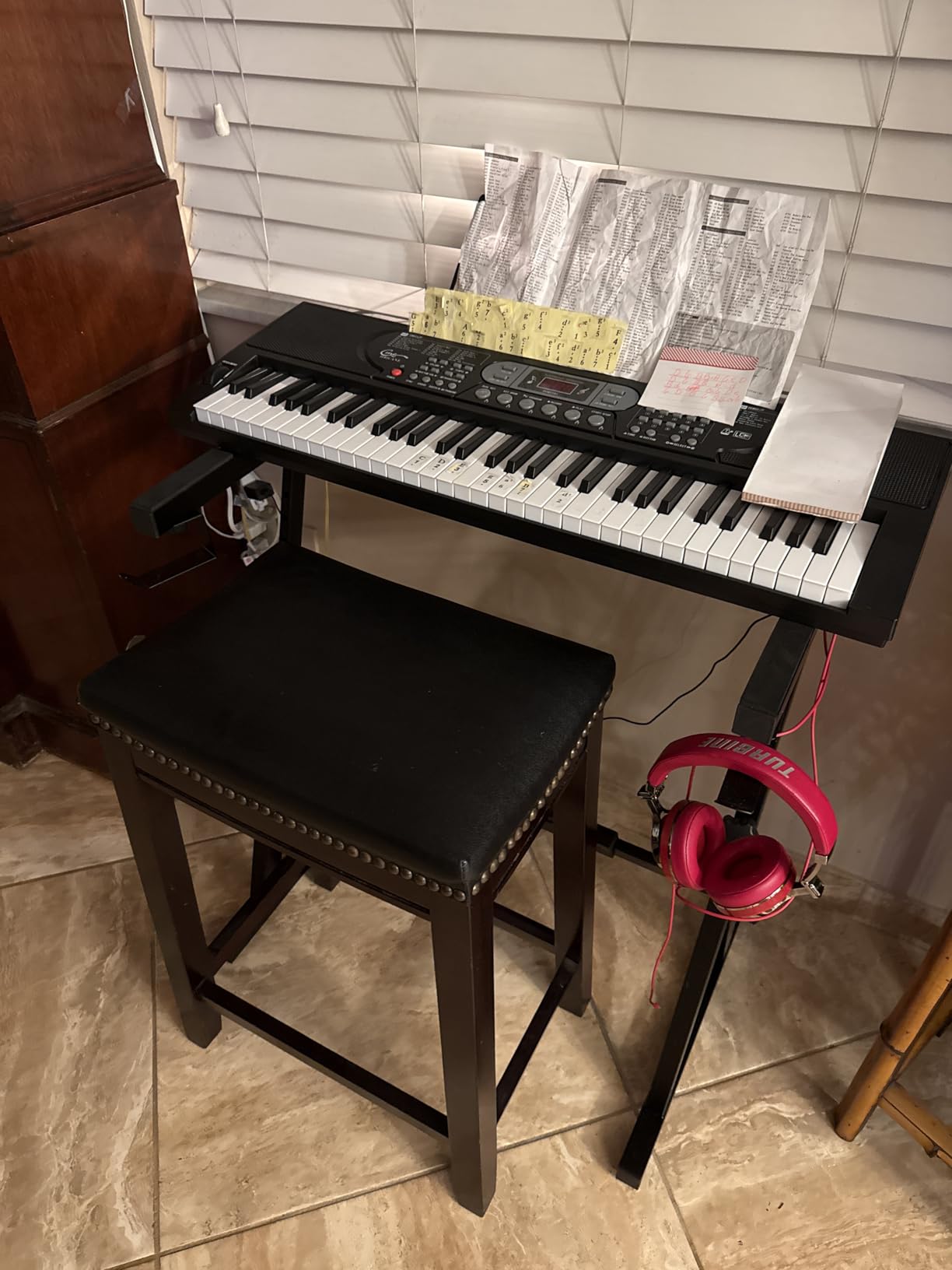 Keyboard Piano Lighted Keys for Beginner Adults Teens Kids, 61 Key Electronic Music Keyboard with Teaching Modes Powered by USB or Battery with LCD Display Microphone Headphone Jack customer photo 1