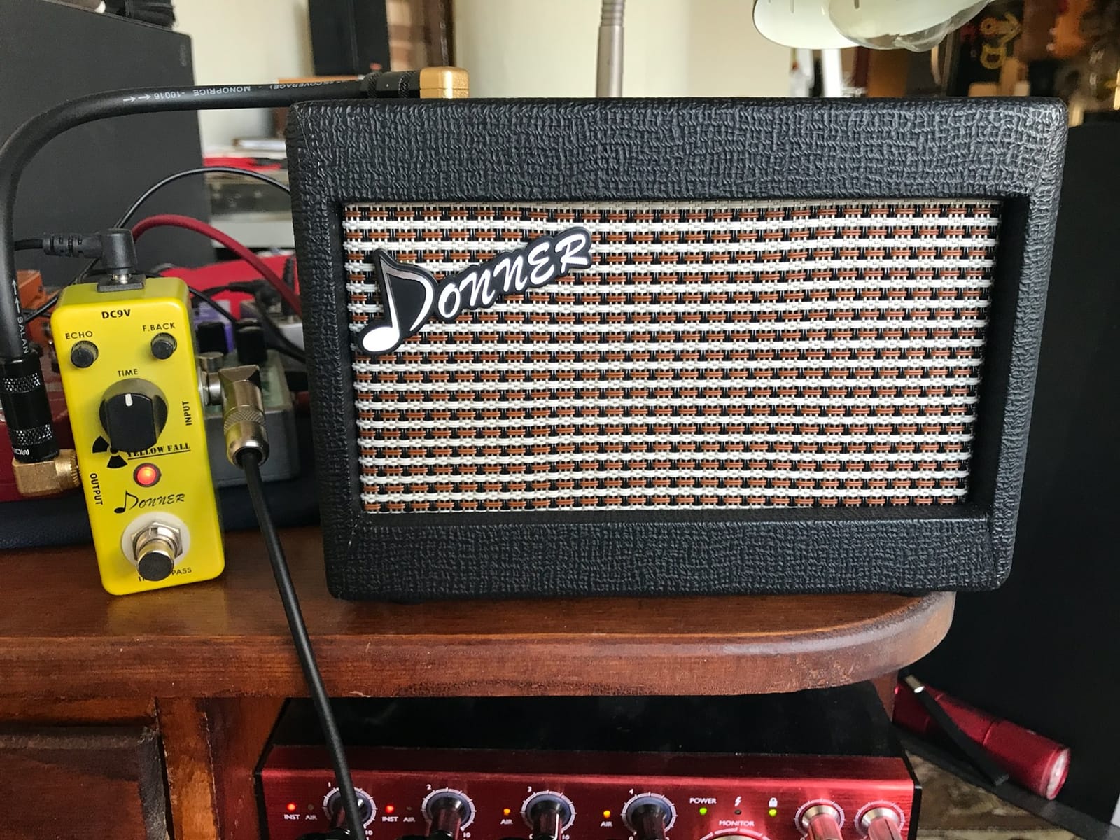 Donner Mini Electric Guitar Amp DA-10, 5W Portable Small Guitar Amplifier customer photo 2