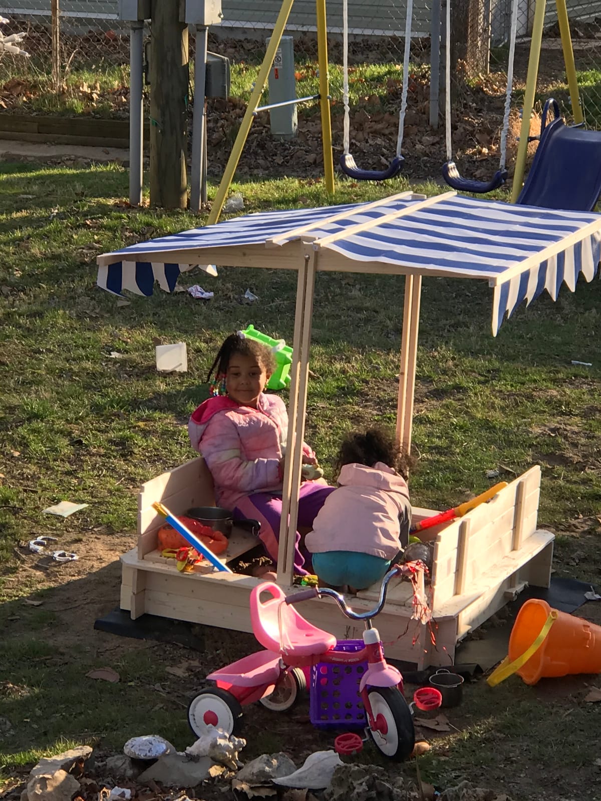Outsunny Wooden Sandbox with Lid Canopy for Aged 3-7 47X47 in Natural customer photo 2