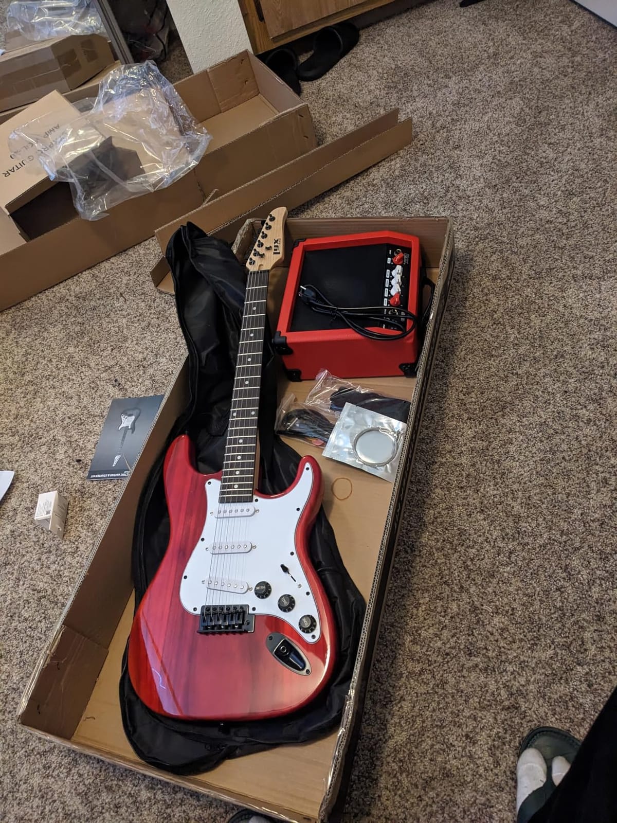 LyxPro 39 inch Electric Guitar Kit Bundle with 20w Amplifier, All Accessories, Digital Clip On Tuner, Six Strings, Two Picks, Tremolo Bar, Shoulder Strap, Case Bag Starter kit Full Size - Green customer photo 1