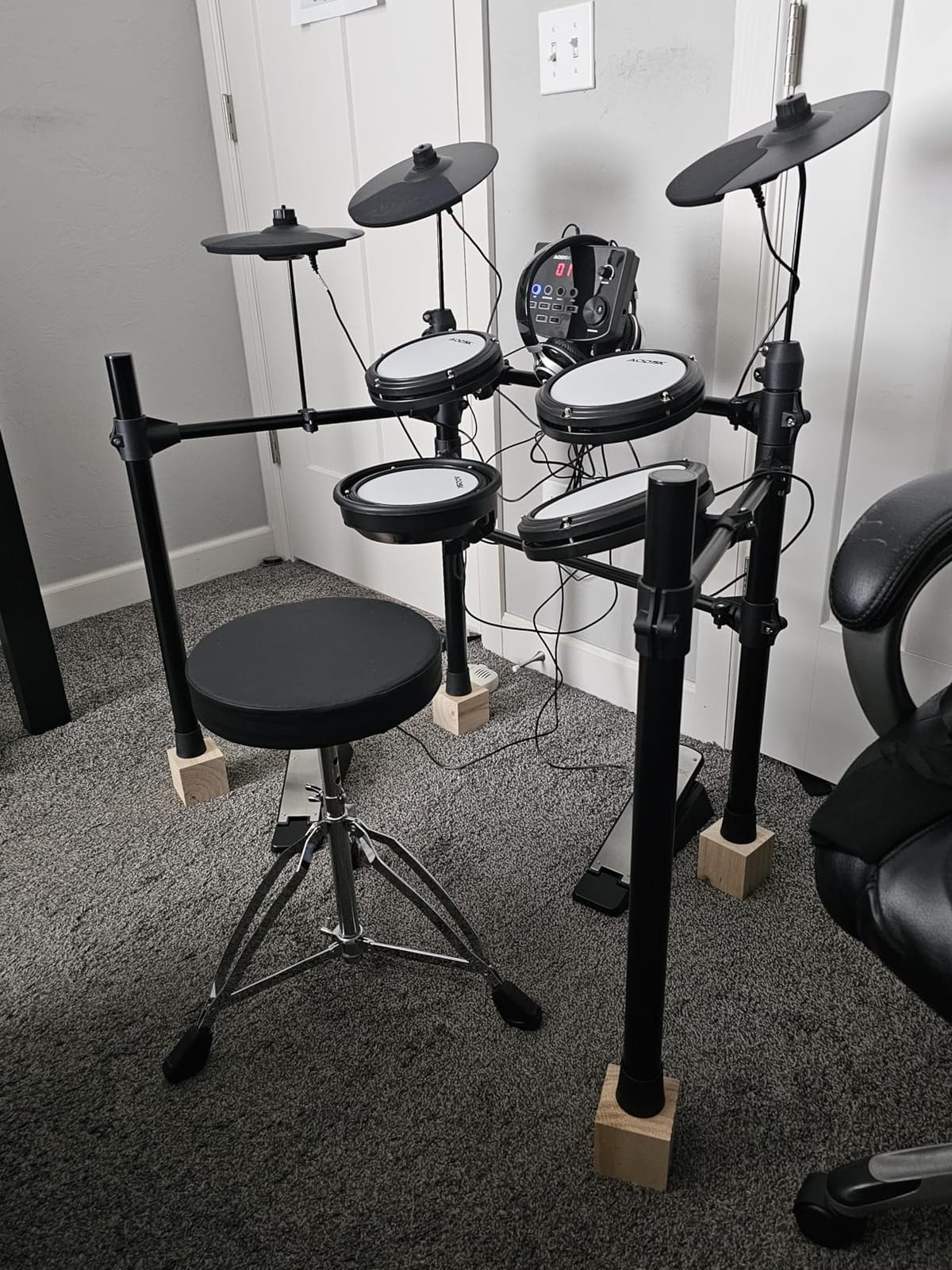 AODSK Electric Drum Set with Quiet Mesh Pads,Electronic Drum for Beginner,USB MIDI,Throne,Headphones,Sticks, Included 15 Kits and 195 Sounds (AED-403-Teenagers Beginners) customer photo 2