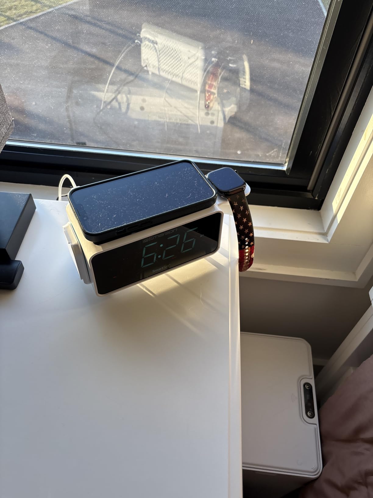 Emerson Smartset Dual Alarm Clock FM Radio with Wireless Charging, Bluetooth Speaker, Ultra Fast Charging for Airpods/iPhone, Foldable Stand, USB Charger, Adjustable LED Glow, ER100501 customer photo 1