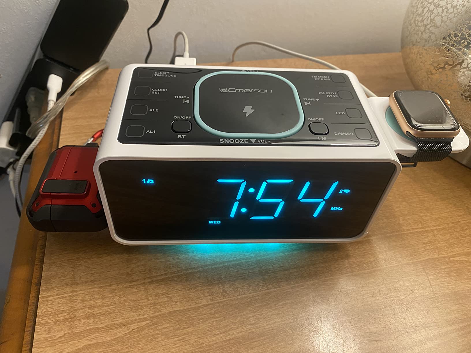 Emerson Smartset Dual Alarm Clock FM Radio with Wireless Charging, Bluetooth Speaker, Ultra Fast Charging for Airpods/iPhone, Foldable Stand, USB Charger, Adjustable LED Glow, ER100501 customer photo 2