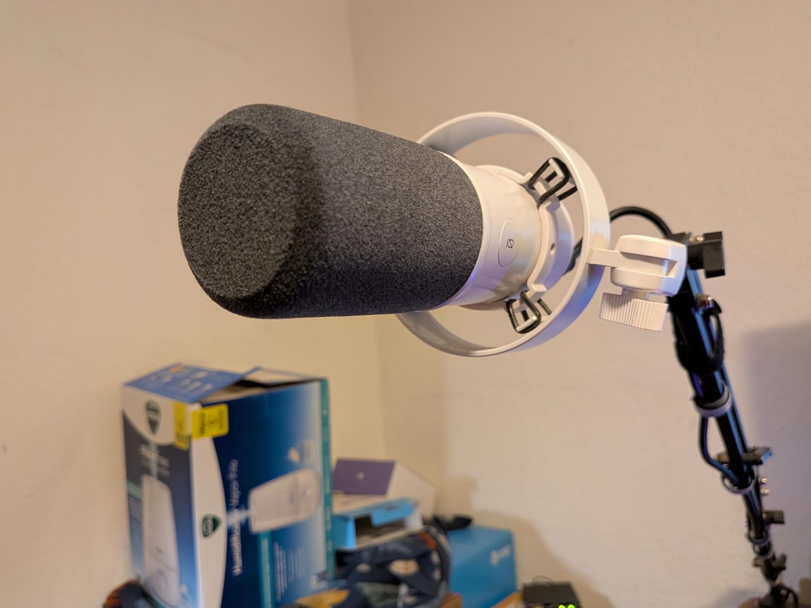 FIFINE AmpliTank K688 Dynamic Microphone, XLR/USB Podcast Recording PC Mic customer photo 2