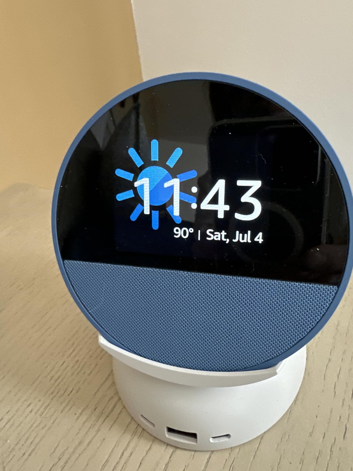 Amazon Echo Spot (newest model), Great for nightstands, offices and kitchens, Smart alarm clock, Designed for Alexa+, Black customer photo 1