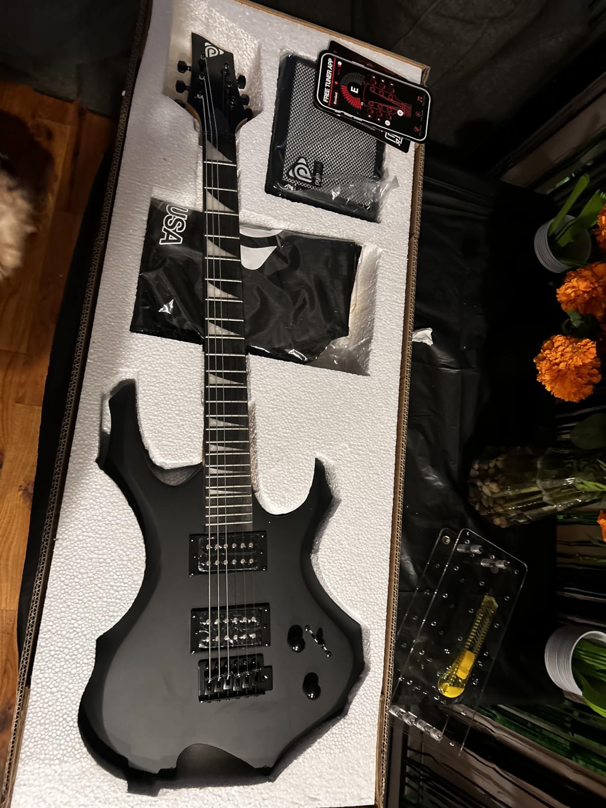 Pyle Heavy Metal EG Fire Electric Guitar Axe w/ Amplifier Kit, Full Size Instrument w/ Practice Amp & Accessories, Metal Axe, Black customer photo 1