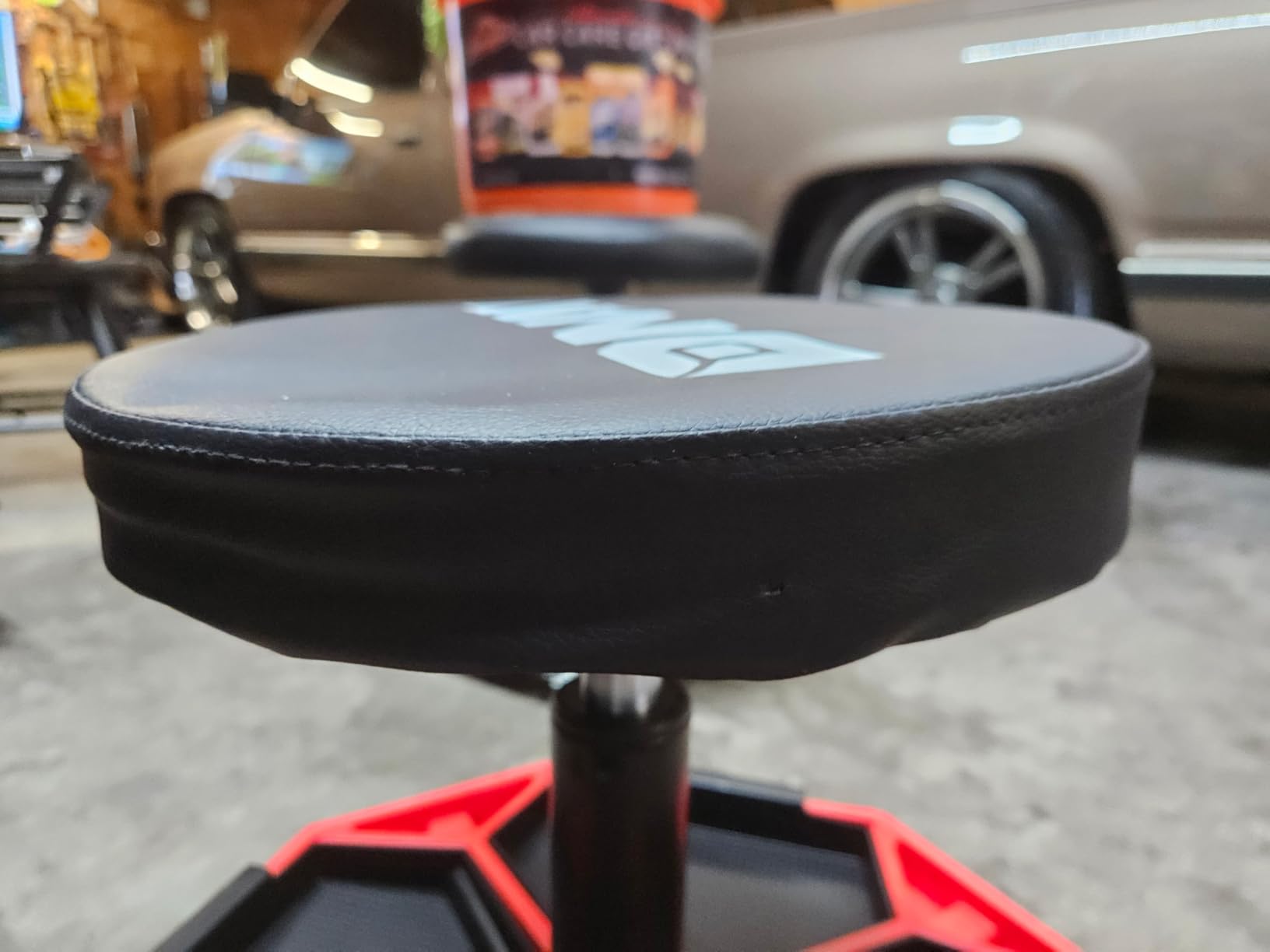 DNA Motoring TOOLS-00253 Adjustable Height Pneumatic Garage Seat Rolling Mechanic Stool with Tool Tray Storage,300lbs Max Weight Capacity customer photo 1