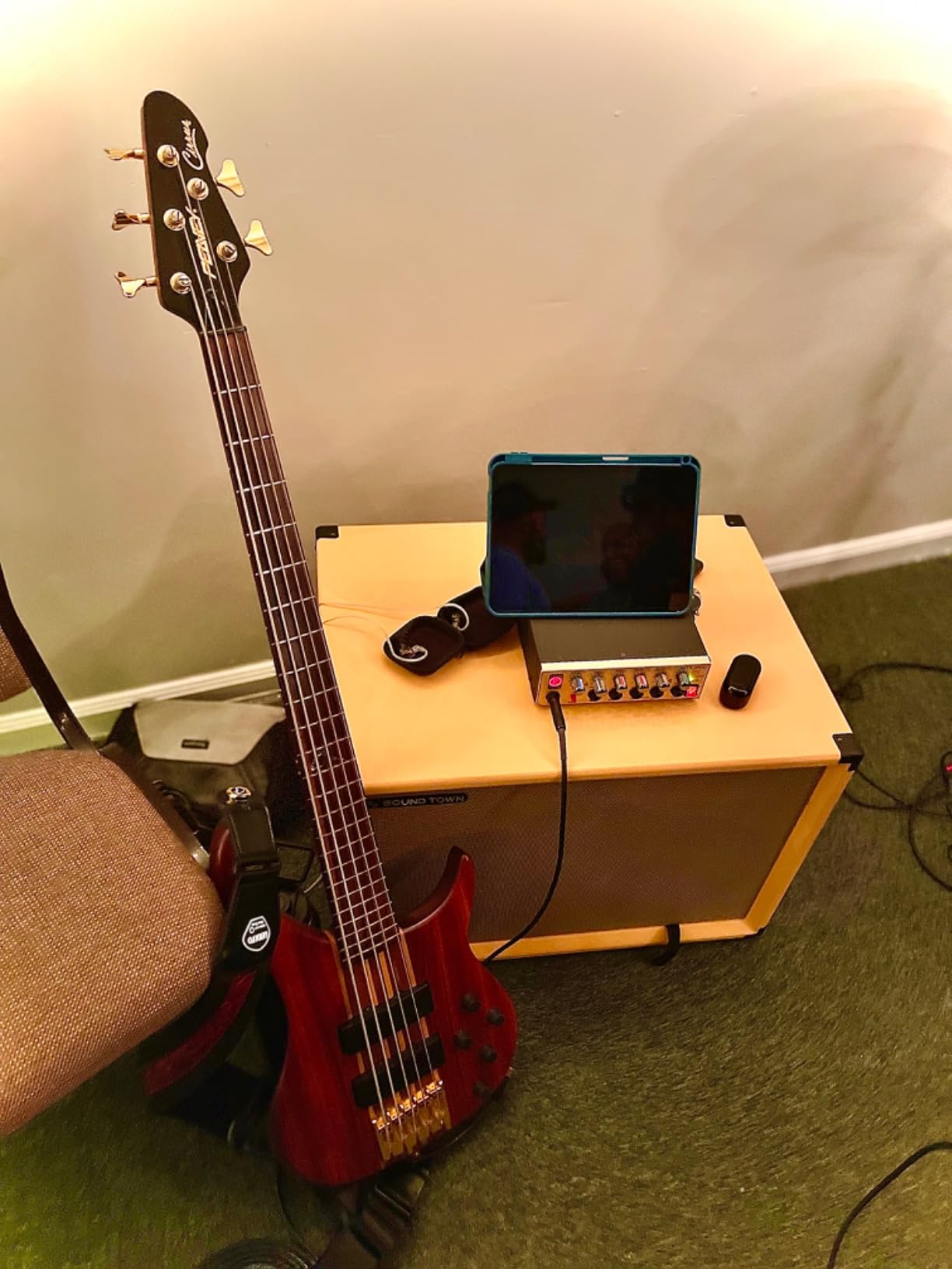 Sound Town 2 x 10“ 400W Bass Cabinet w/Horn, 8-ohm, 50oz Magnet, 3” Voice Coil, Birch Plywood, Black Tolex (BGC210BK) customer photo 2