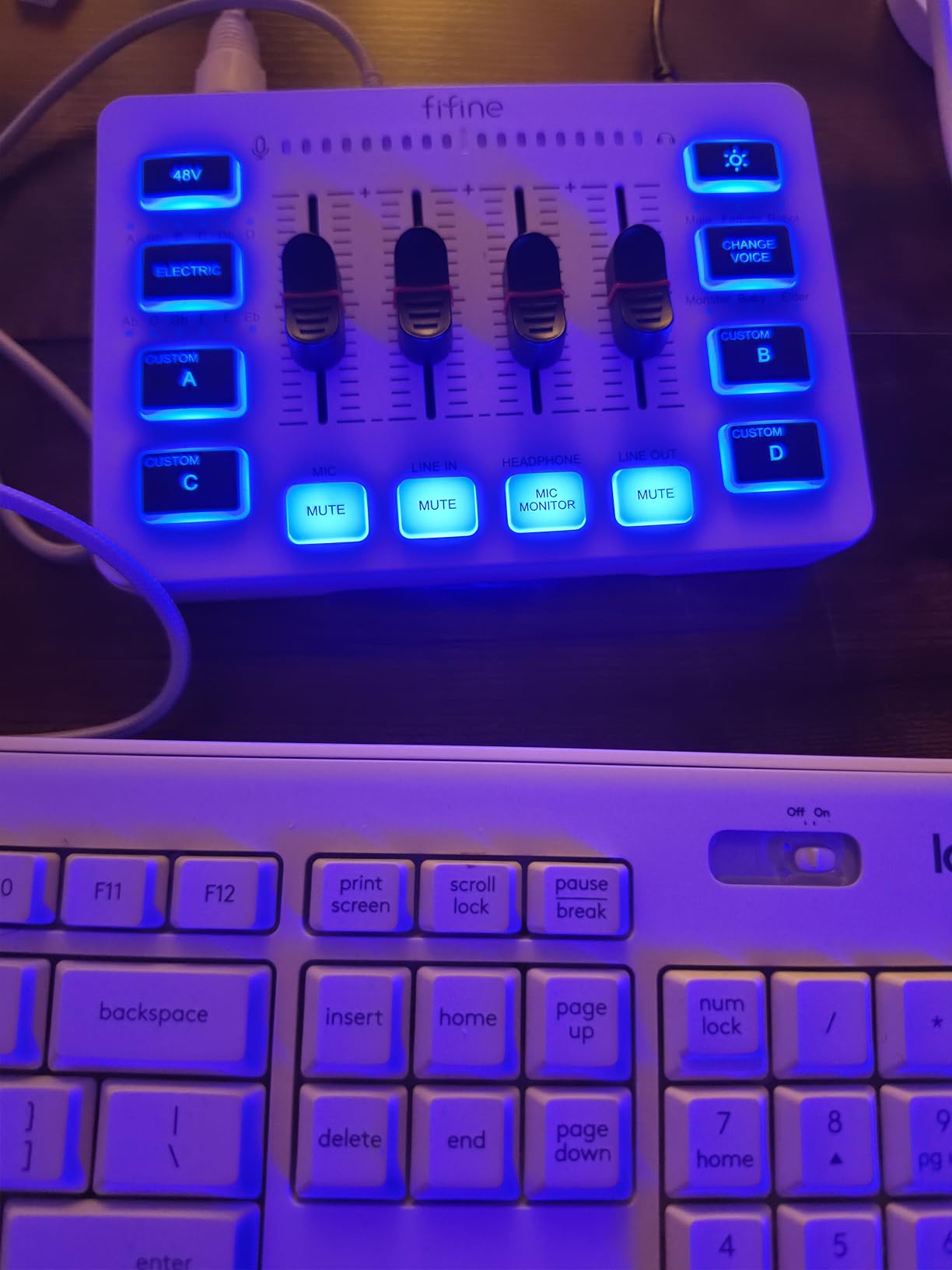 FIFINE Ampligame SC3 Gaming Audio Mixer with Indi-Fader and Volume Control customer photo 2