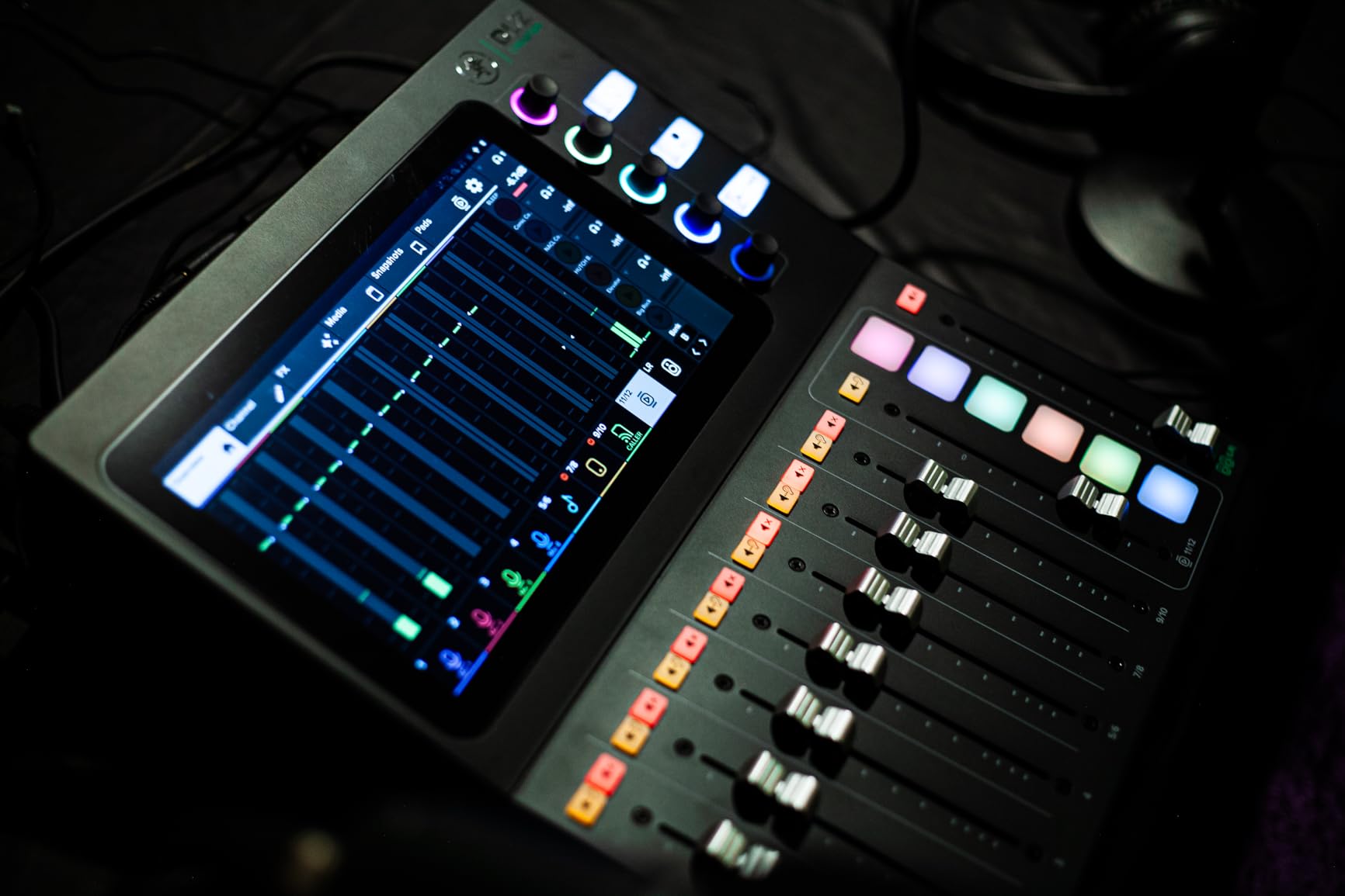 Mackie DLZ Creator Adaptive Digital Mixer for Podcasting, Streaming and YouTube with User Modes, Mix Agent Technology, Auto Mix, Onyx80 Mic Preamps customer photo 1